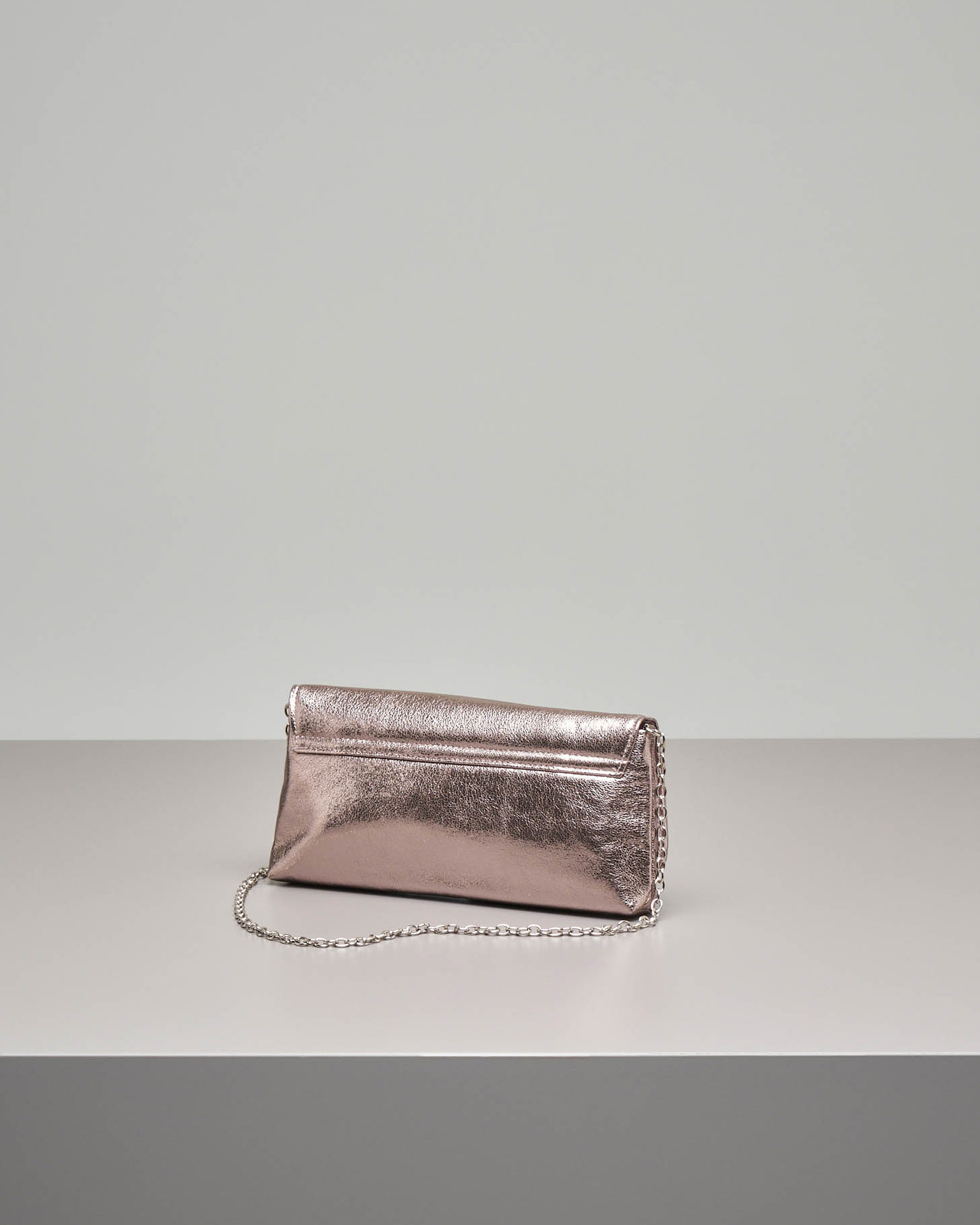 Pochette a busta in ecopelle color rosa effetto laminato