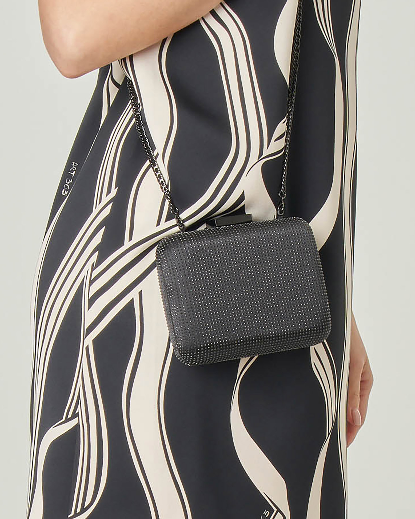 Pochette rigida quadrata nera in raso con microborchie applicate tono su tono