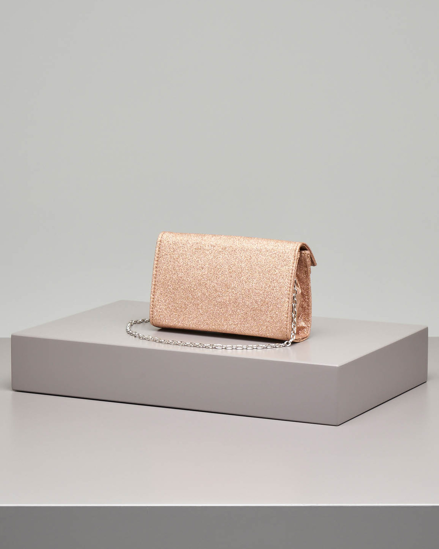 Pochette a base rigida in tessuto effetto glitter color rame con piccola patta