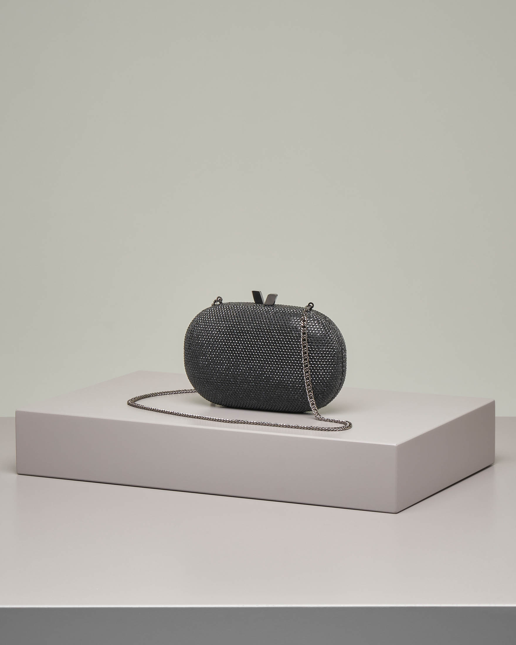 Clutch ovale con strass color nero applicati e chiusura a scatto