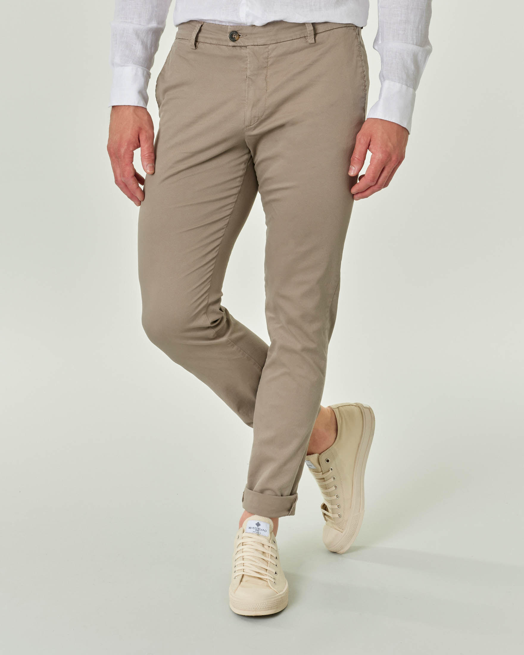 Pantalone chino tortora in tessuto diagonale di cotone stretch