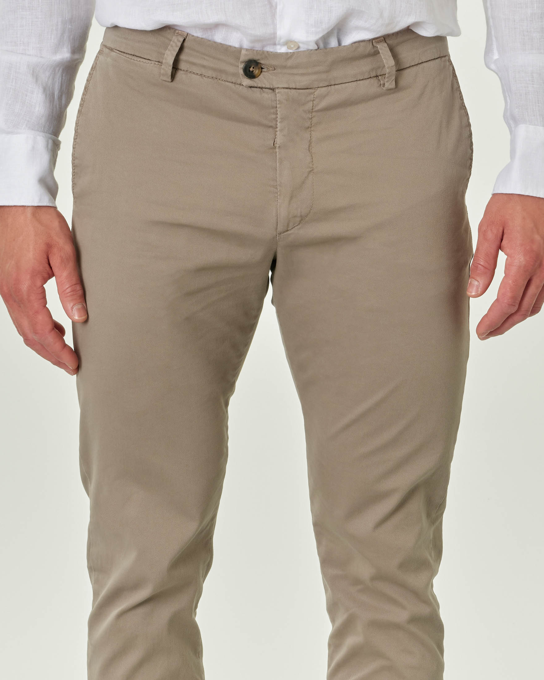 Pantalone chino tortora in tessuto diagonale di cotone stretch image