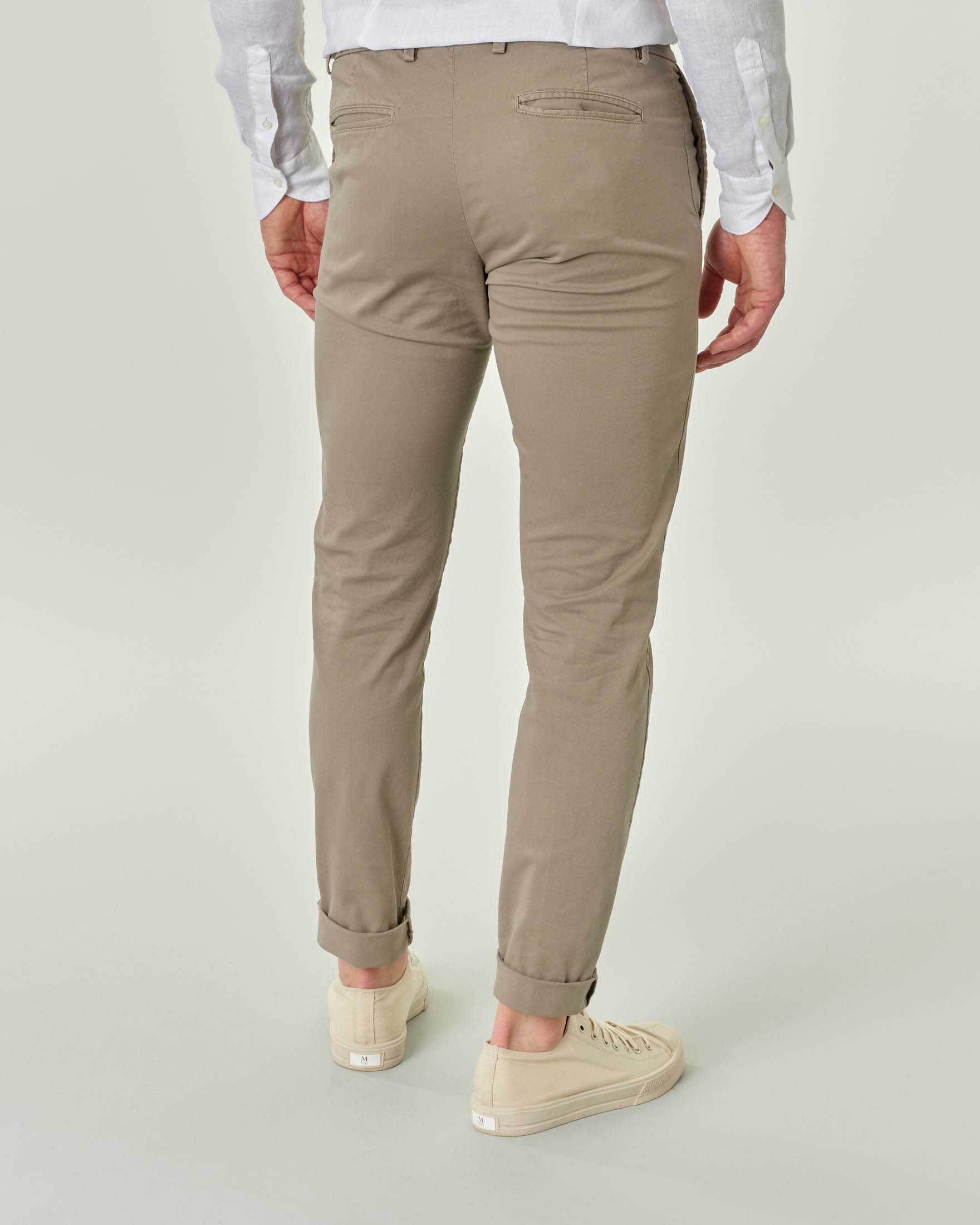 Pantalone chino tortora in tessuto diagonale di cotone stretch