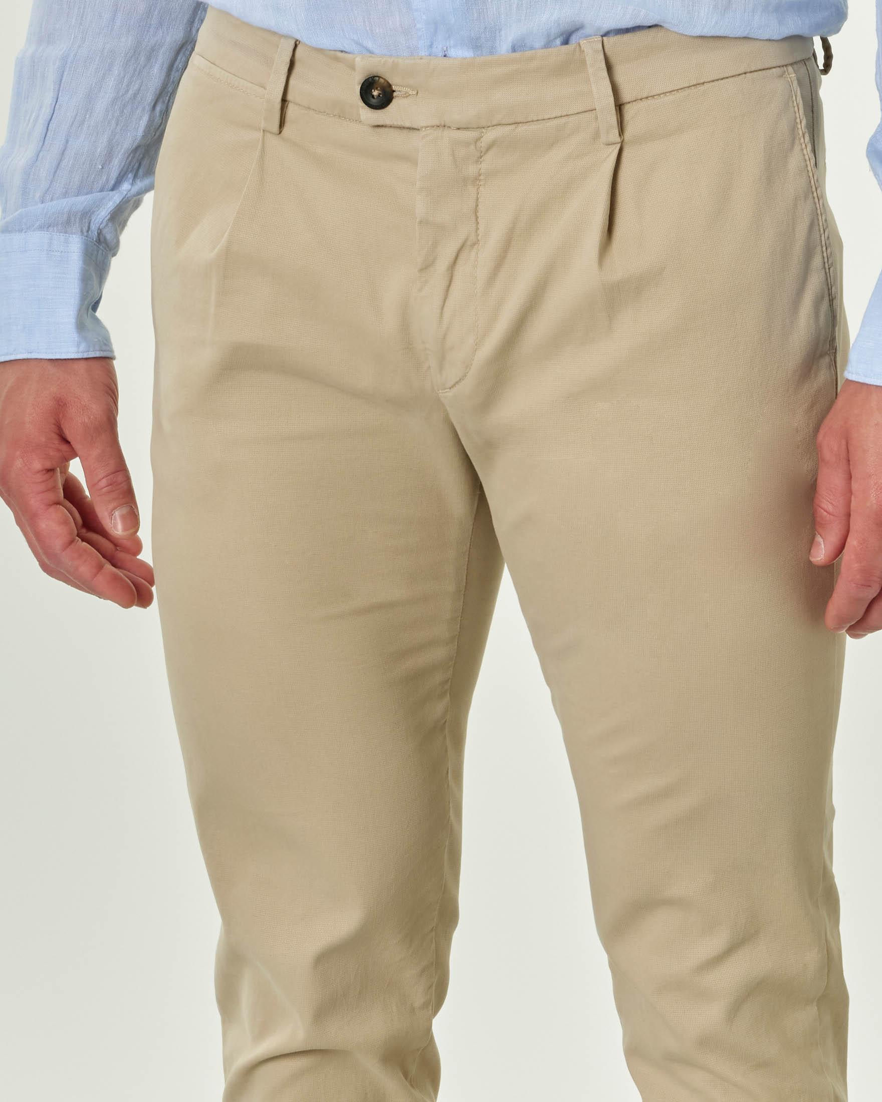 Pantalone chino sabbia micro armatura di cotone stretch con una pinces