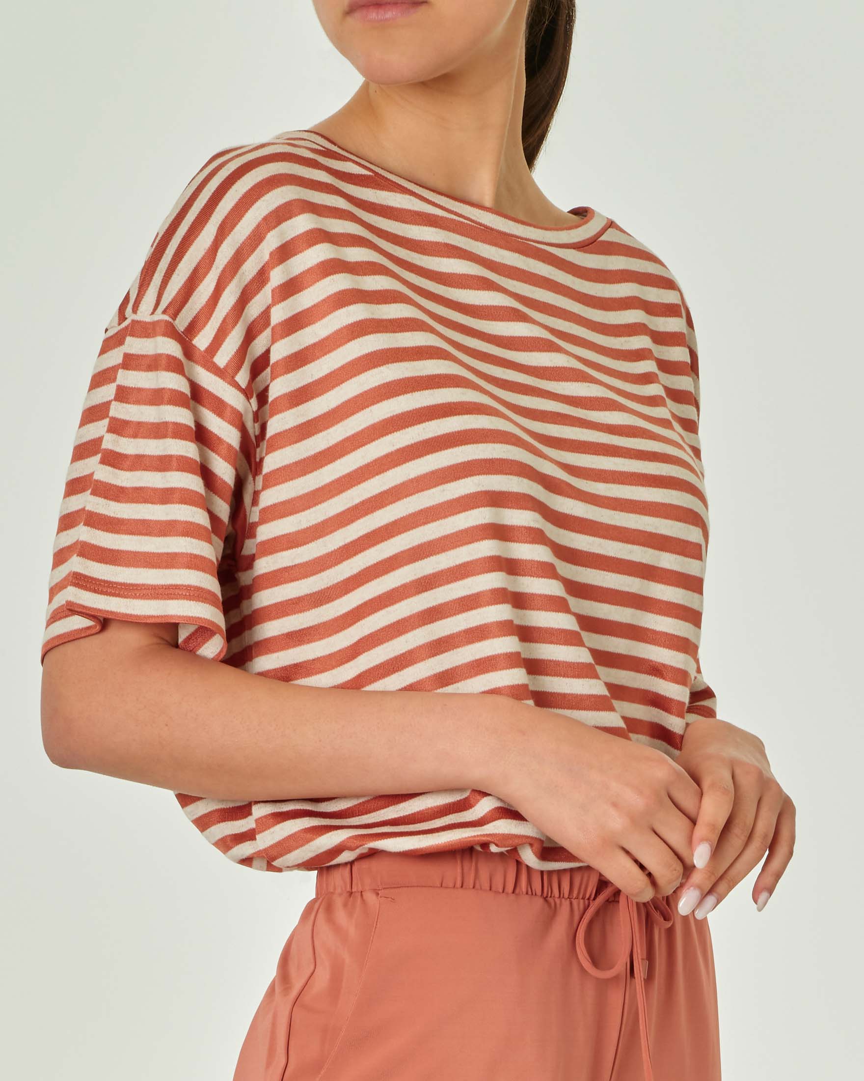 T-shirt in misto viscosa e lino a righe color terracotta ed ecrù