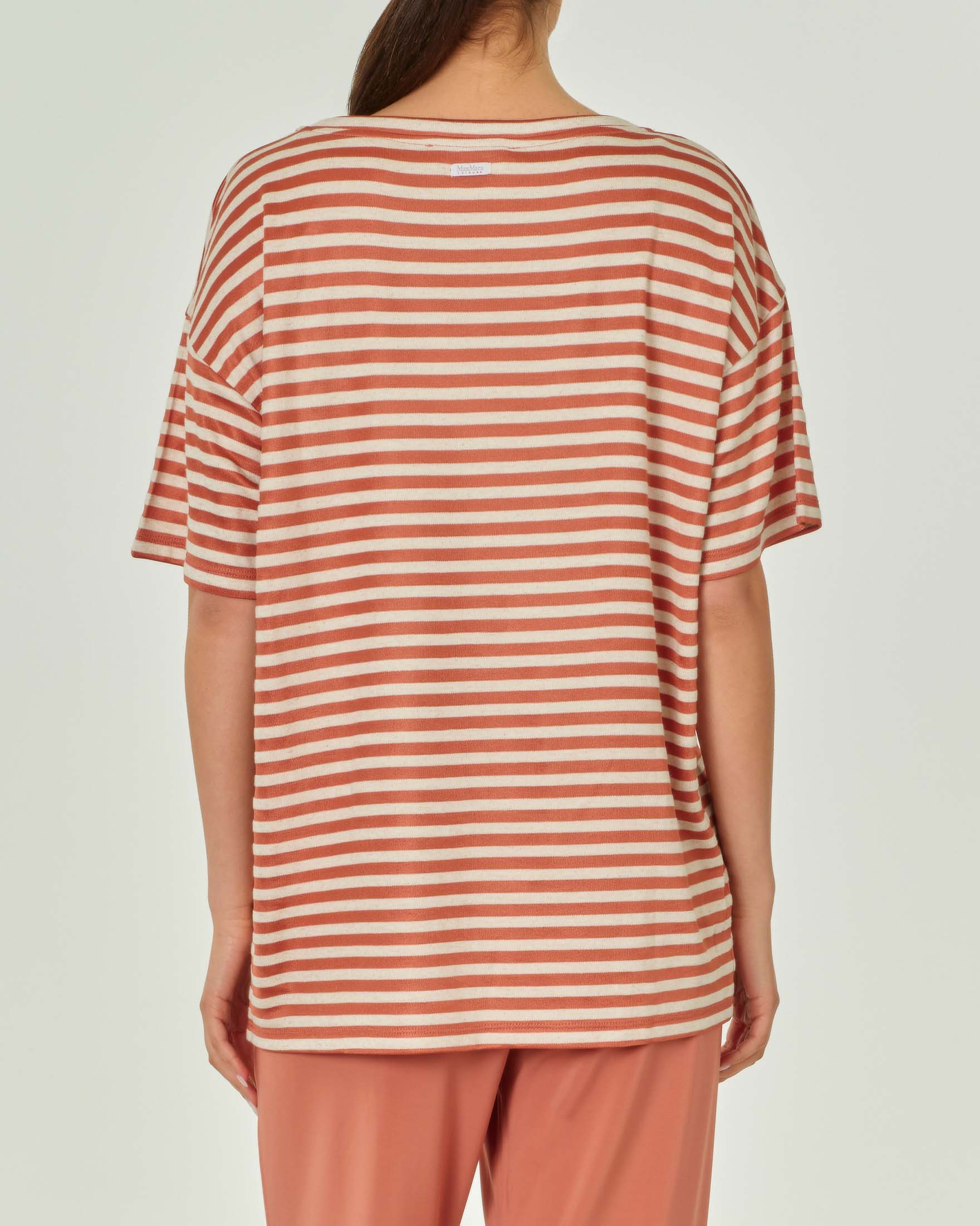 T-shirt in misto viscosa e lino a righe color terracotta ed ecrù