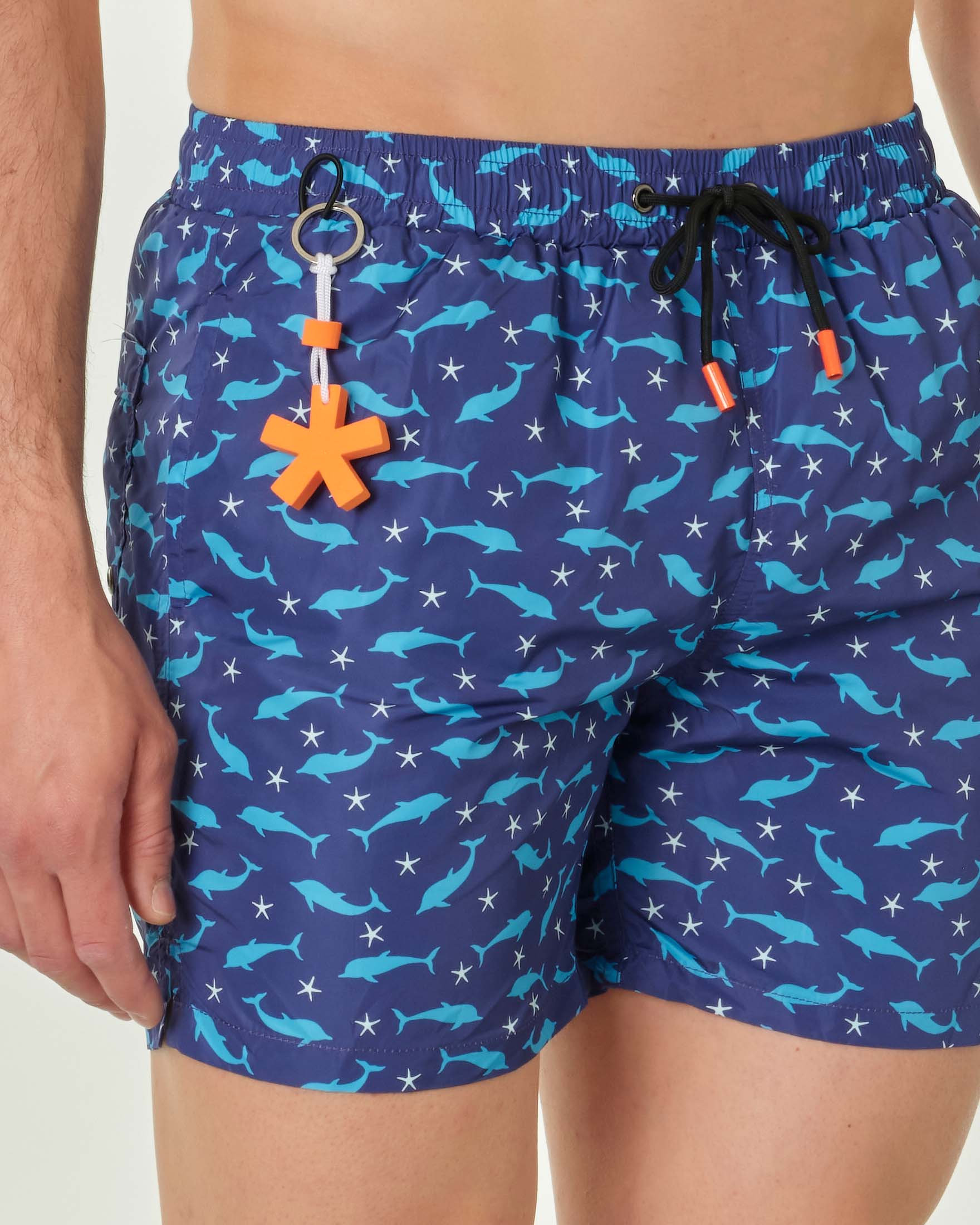 Boxer mare blu con stampa fantasia delfini e stelle marine e taschino sul retro