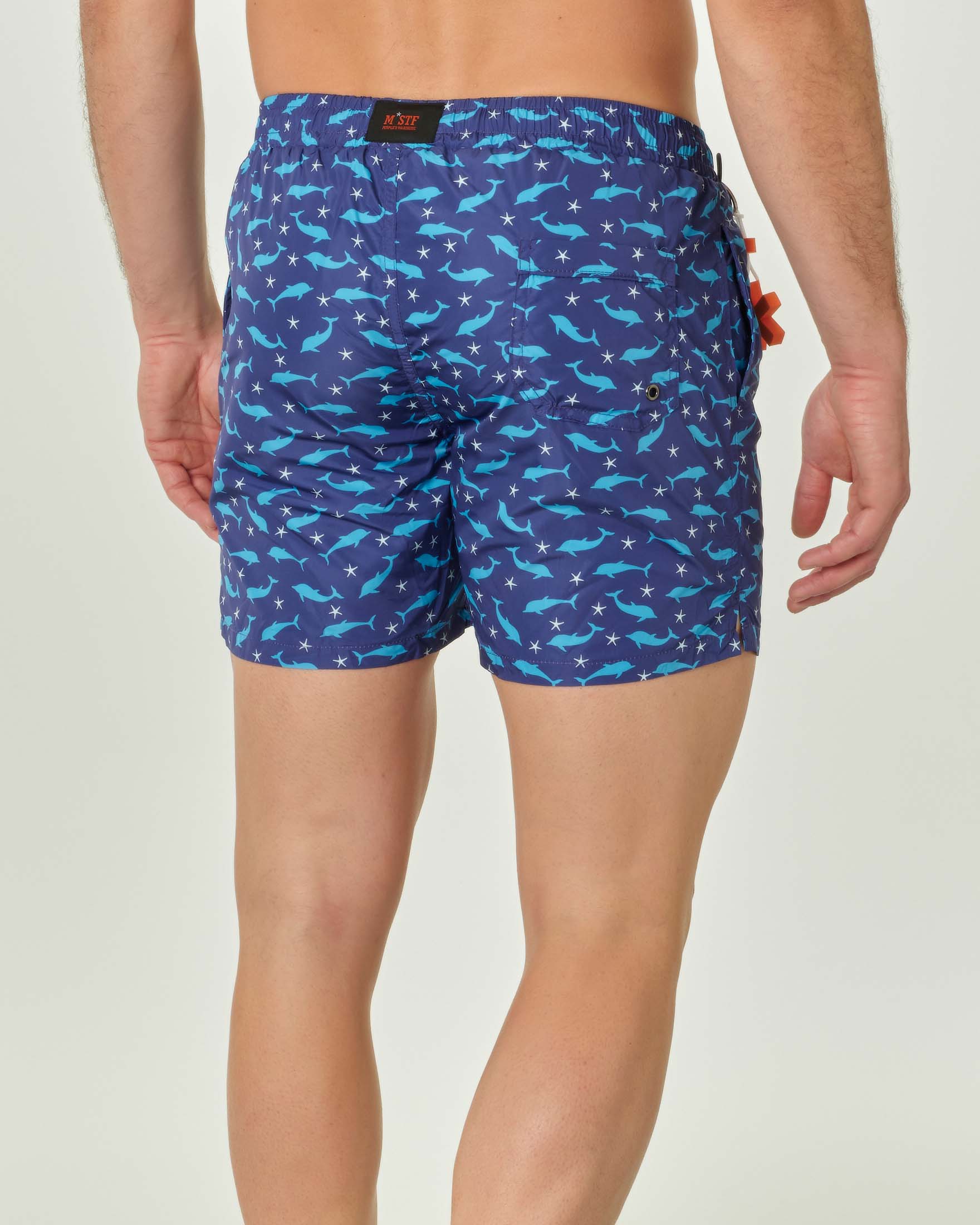 Boxer mare blu con stampa fantasia delfini e stelle marine e taschino sul retro