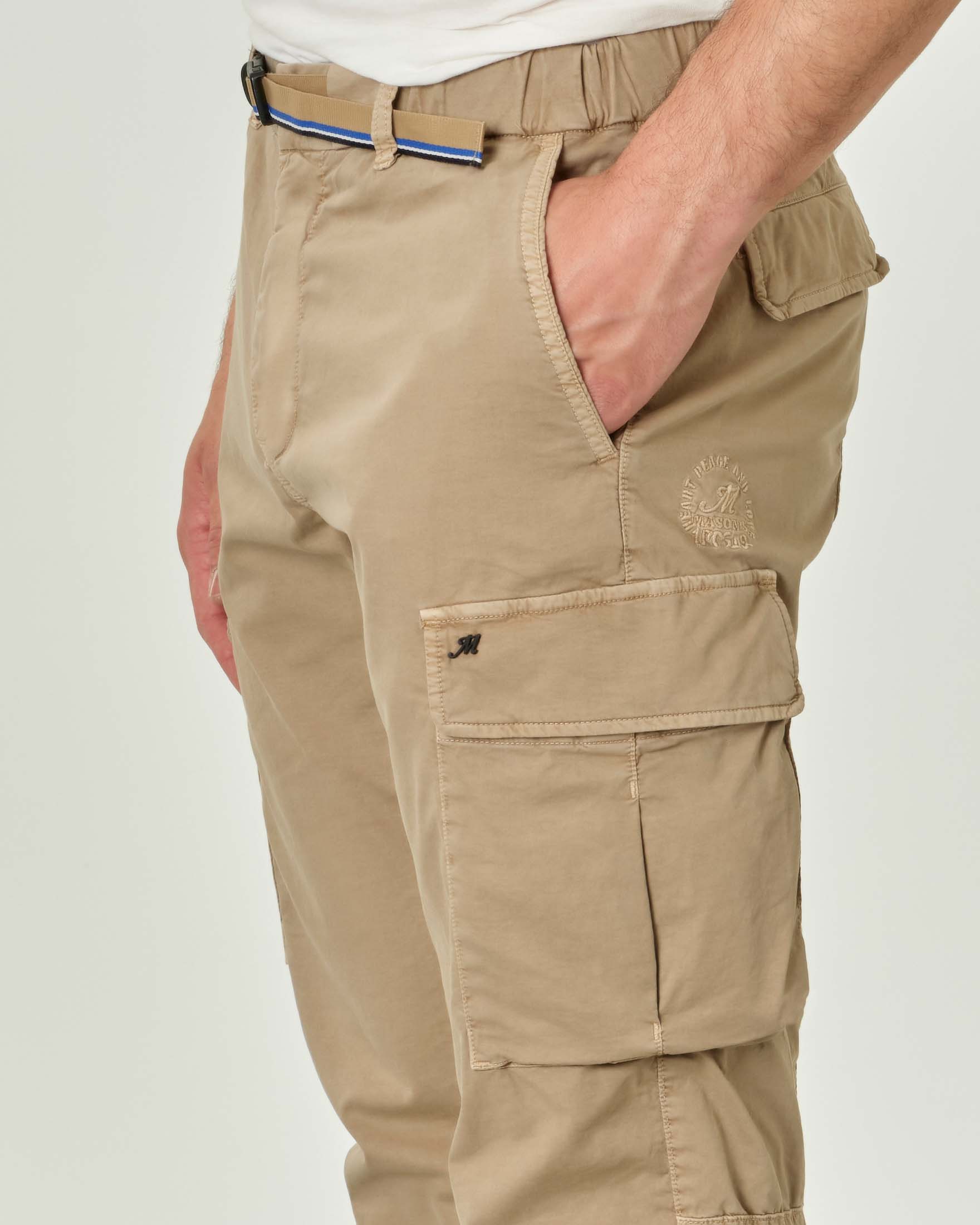 Pantalone cargo beige in gabardina di cotone stretch con cinturino in vita image