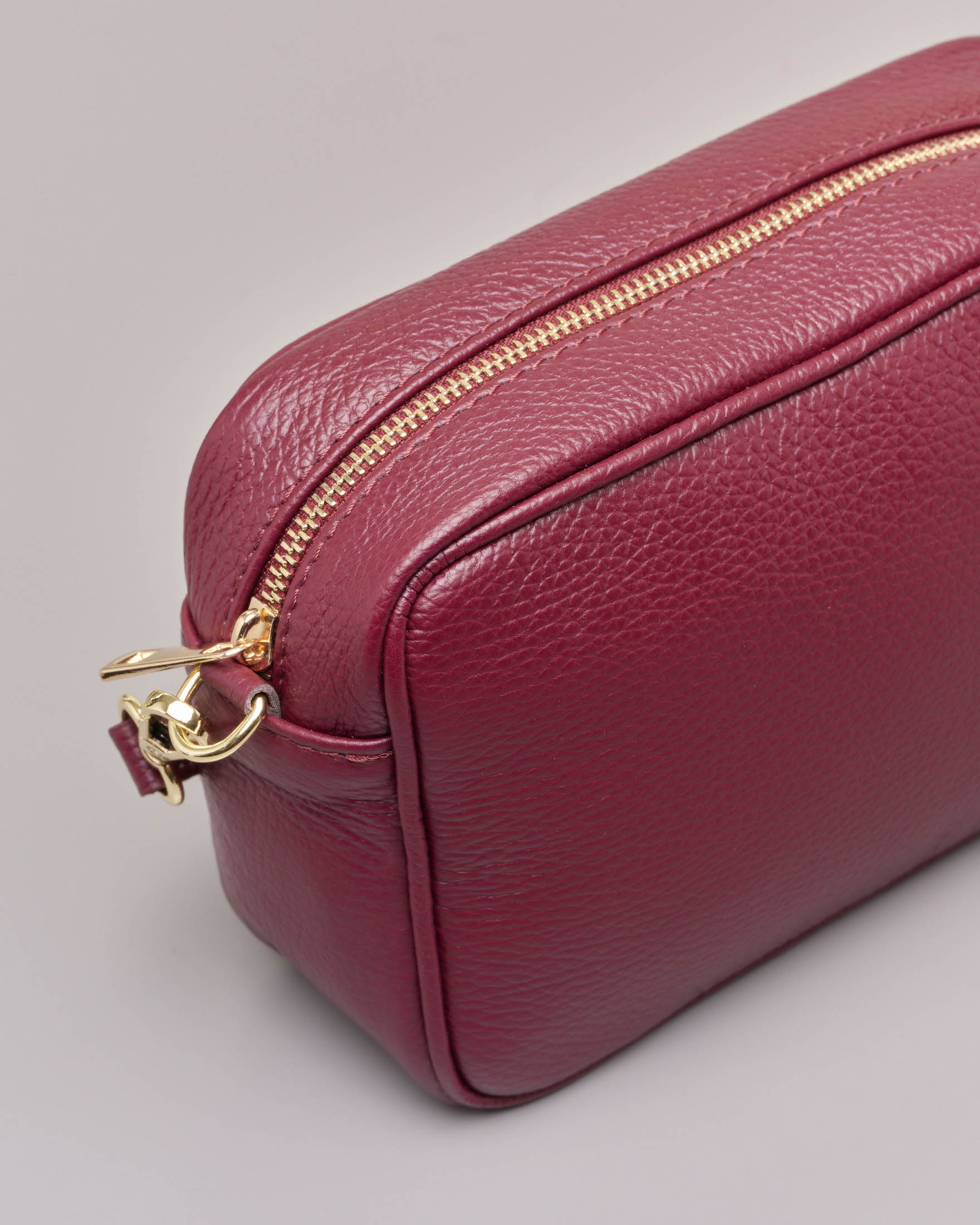 Cross bag in pelle bordeaux effetto martellato