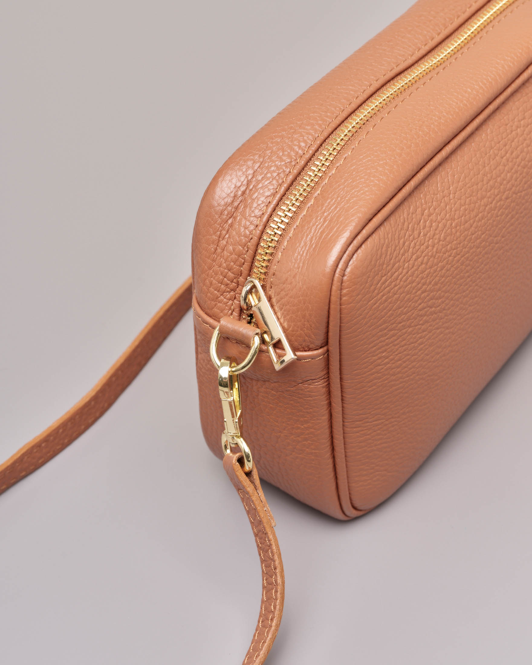 Cross bag in pelle color cuoio effetto martellato