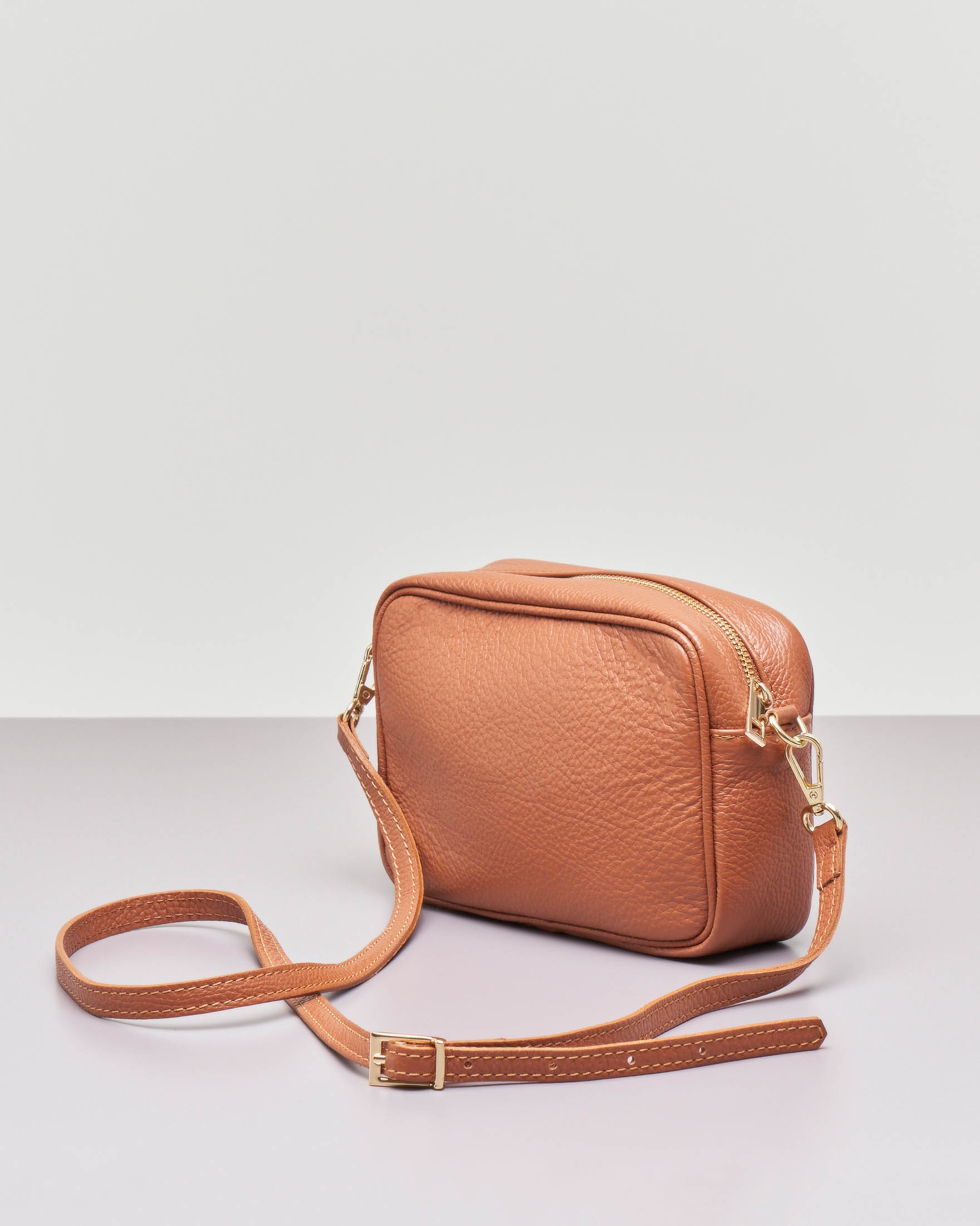 Cross bag in pelle color cuoio effetto martellato