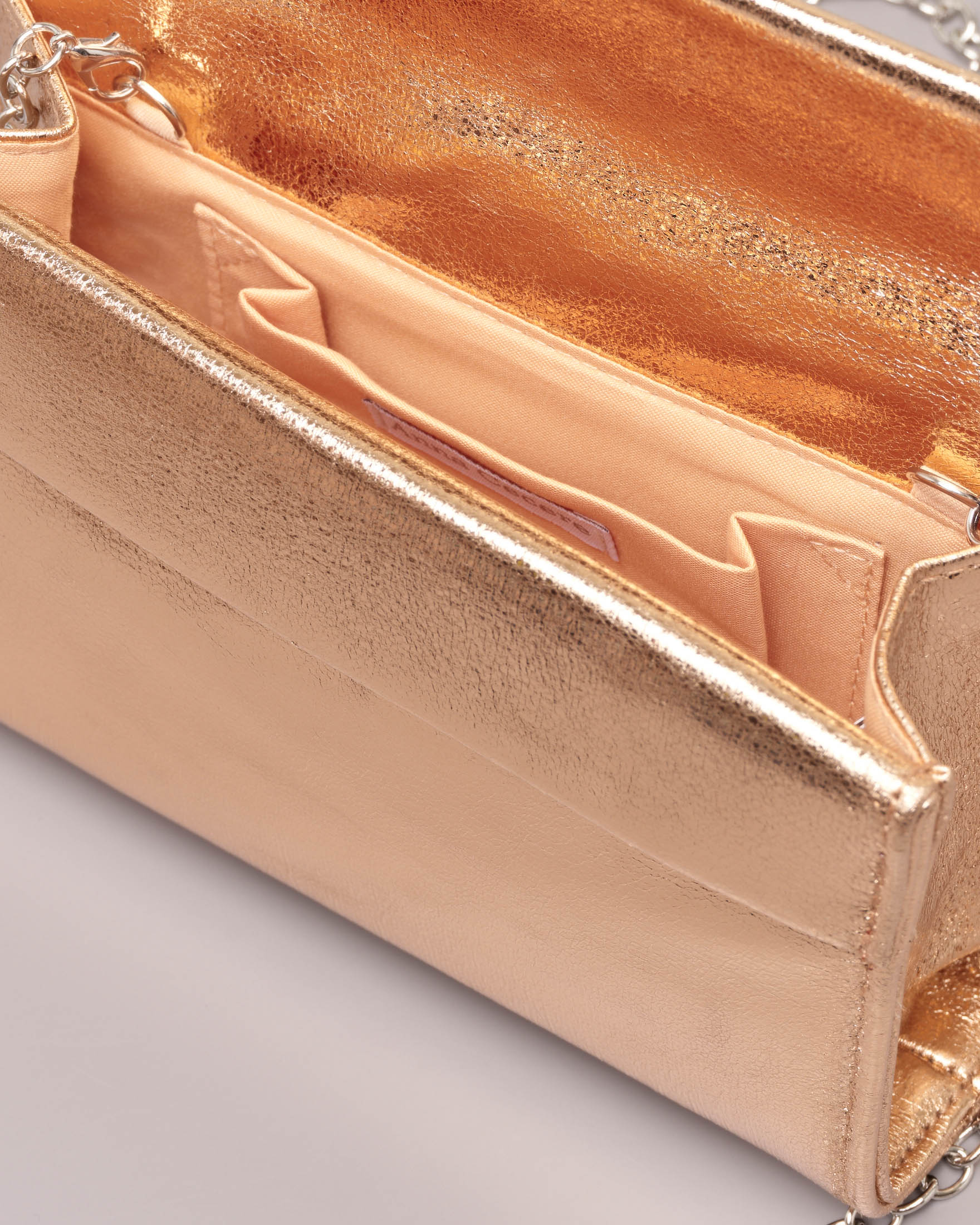 Pochette a base rigida in tessuto effetto glitter color rame con piccola patta