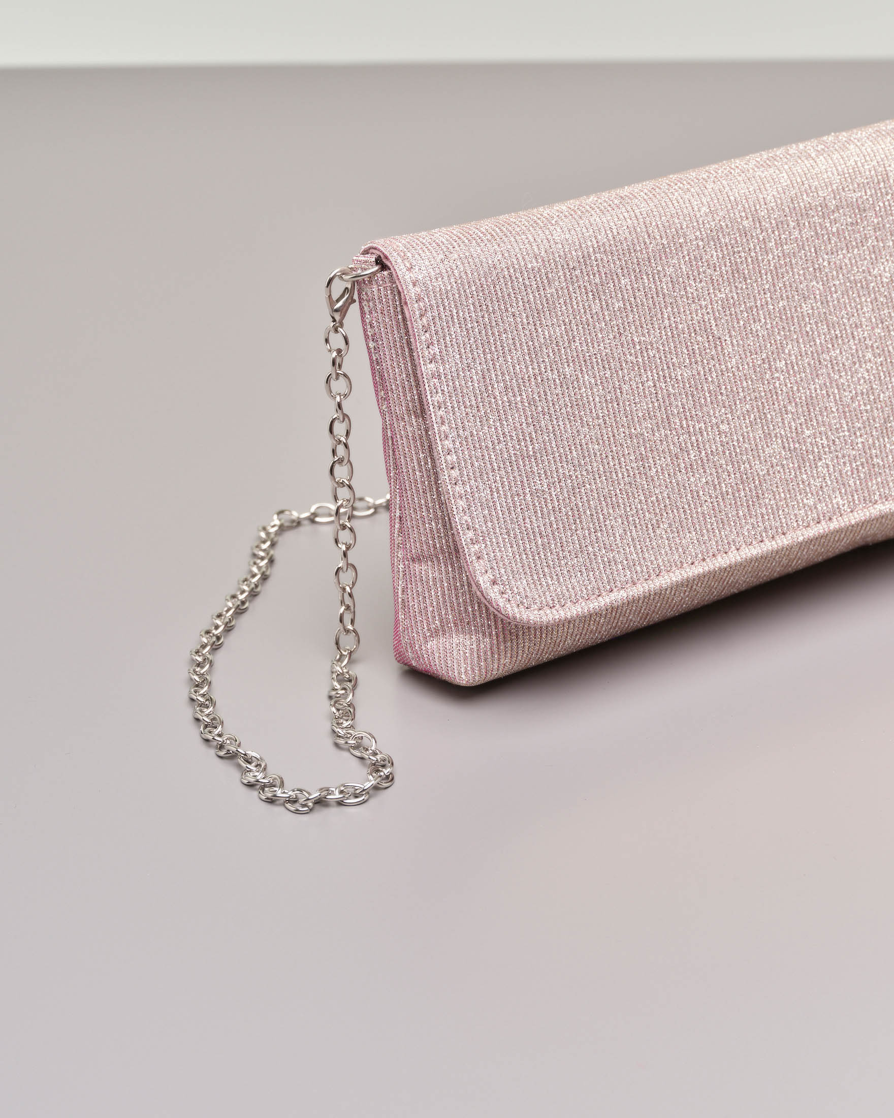 Pochette a busta in tessuto glitter rosa con patta e tracolla a catena removibile