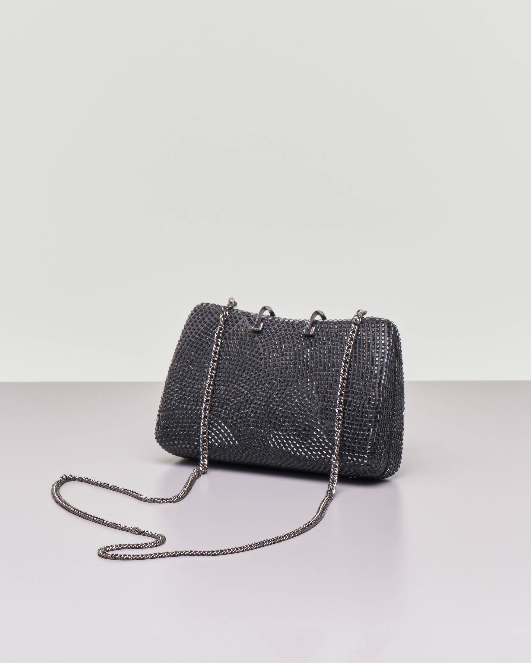 Pochette nera 2025 con borchie