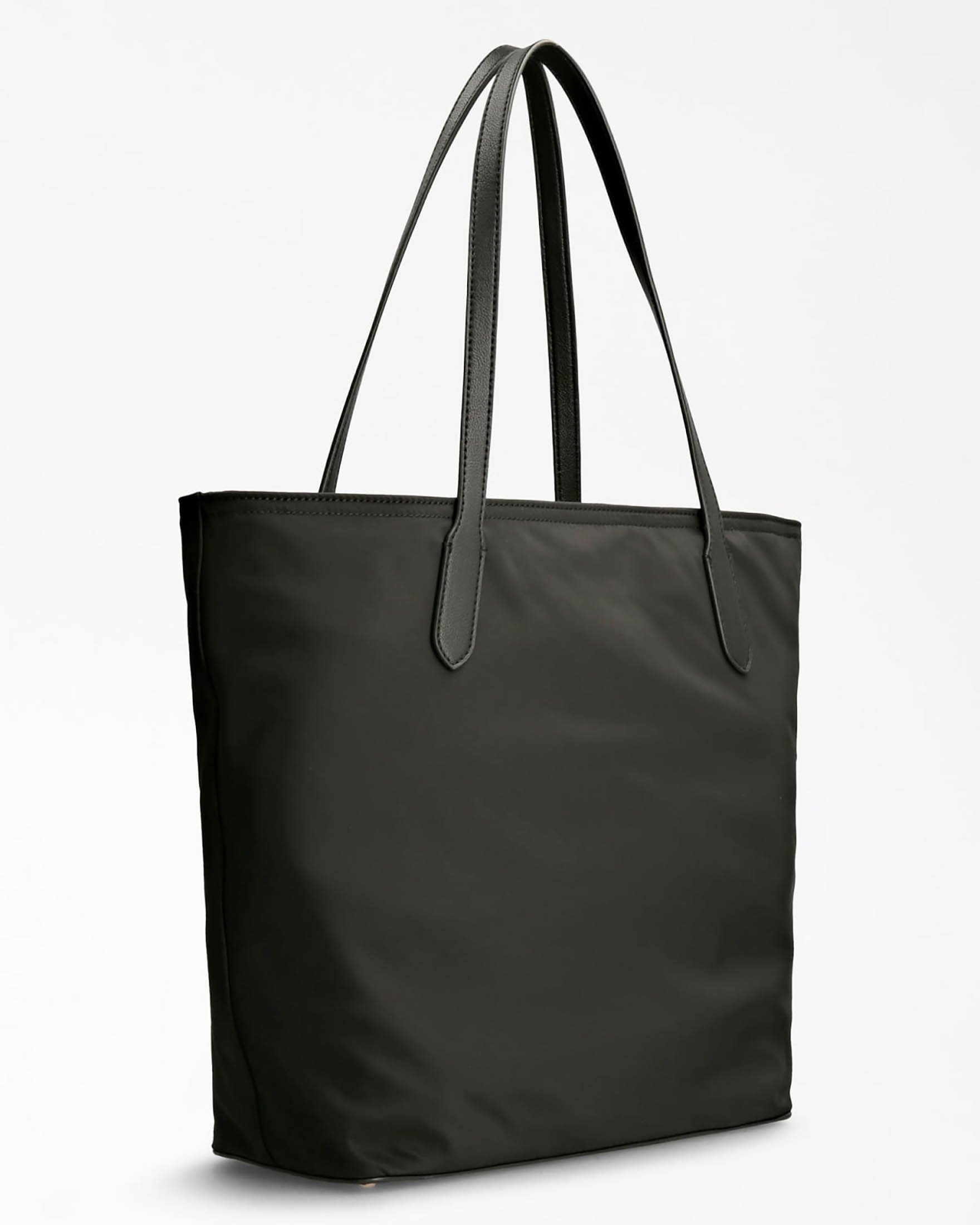 Shopping bag nera in nylon con tasca a parete e placca logo triangolare