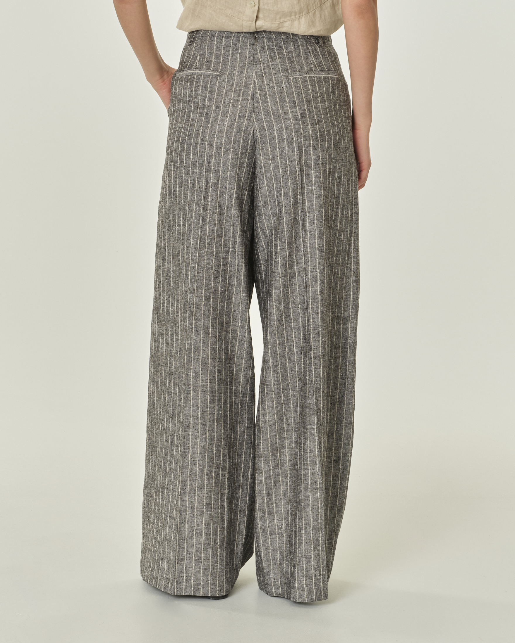 Pantaloni palazzo in lino e viscosa grigio gessati con riga beige