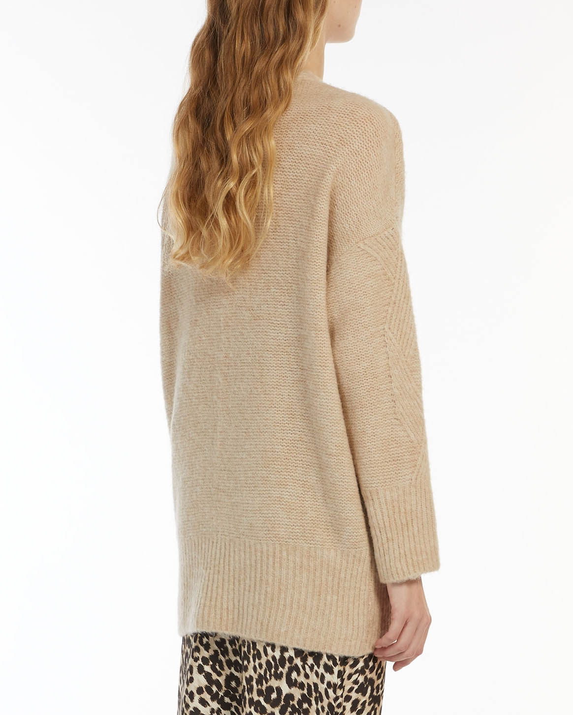 Maglia lunga beige in misto lana con scollo a V lavorata a lonsanga