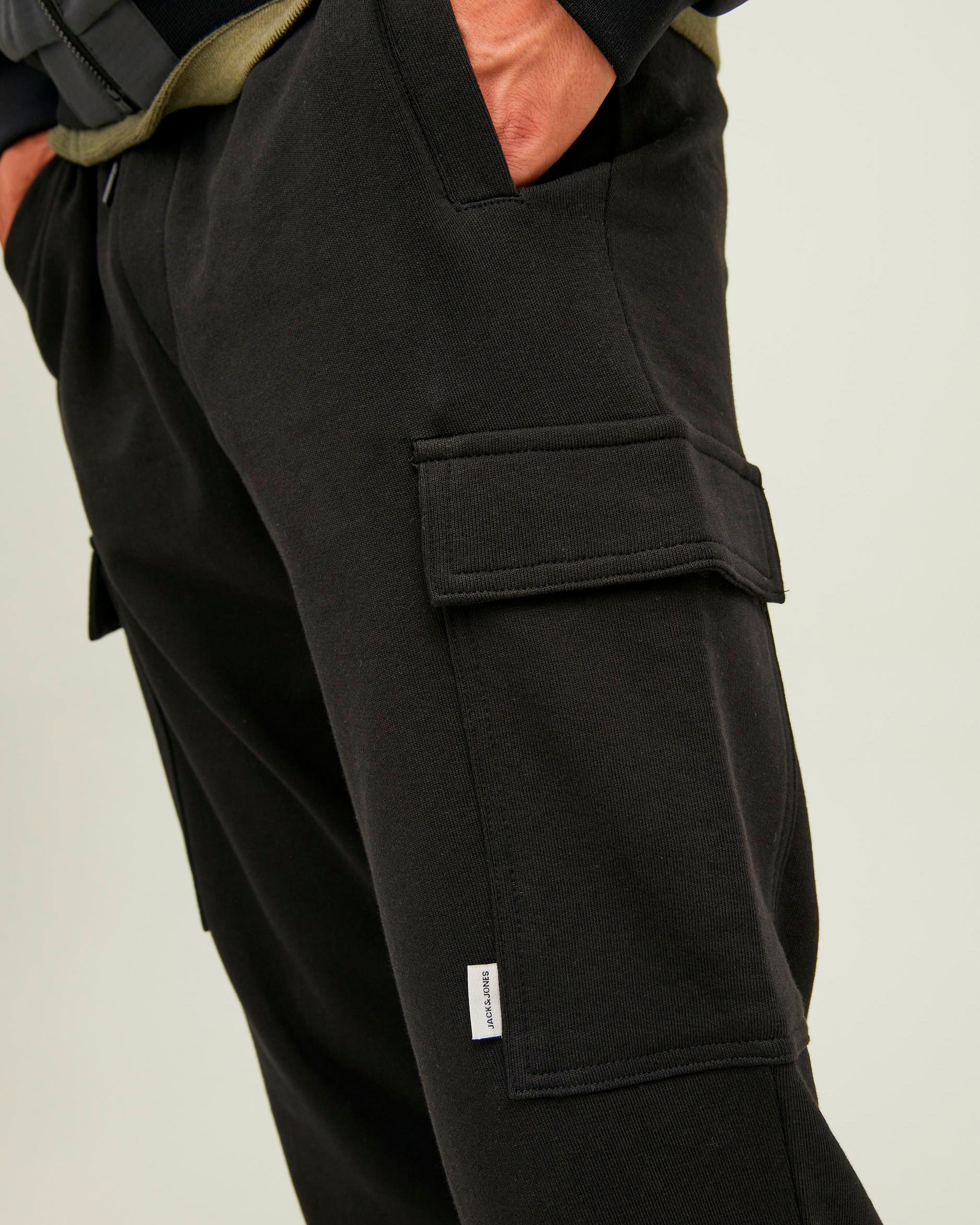 Pantaloni neri stile cargo in felpa di puro cotone con coulisse in vita