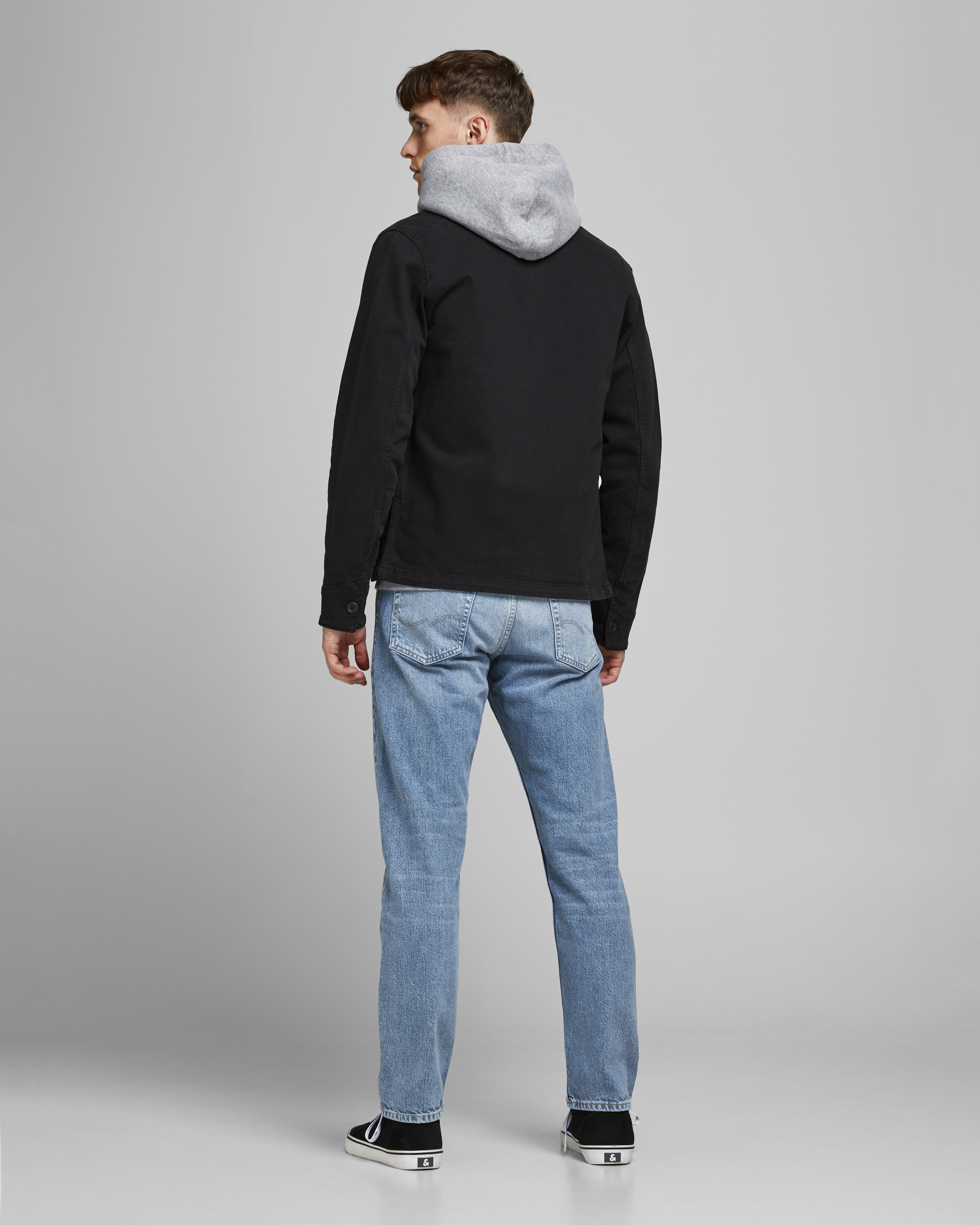 Jeans Chris loose fit a vita media con lavaggio chiaro bleach image