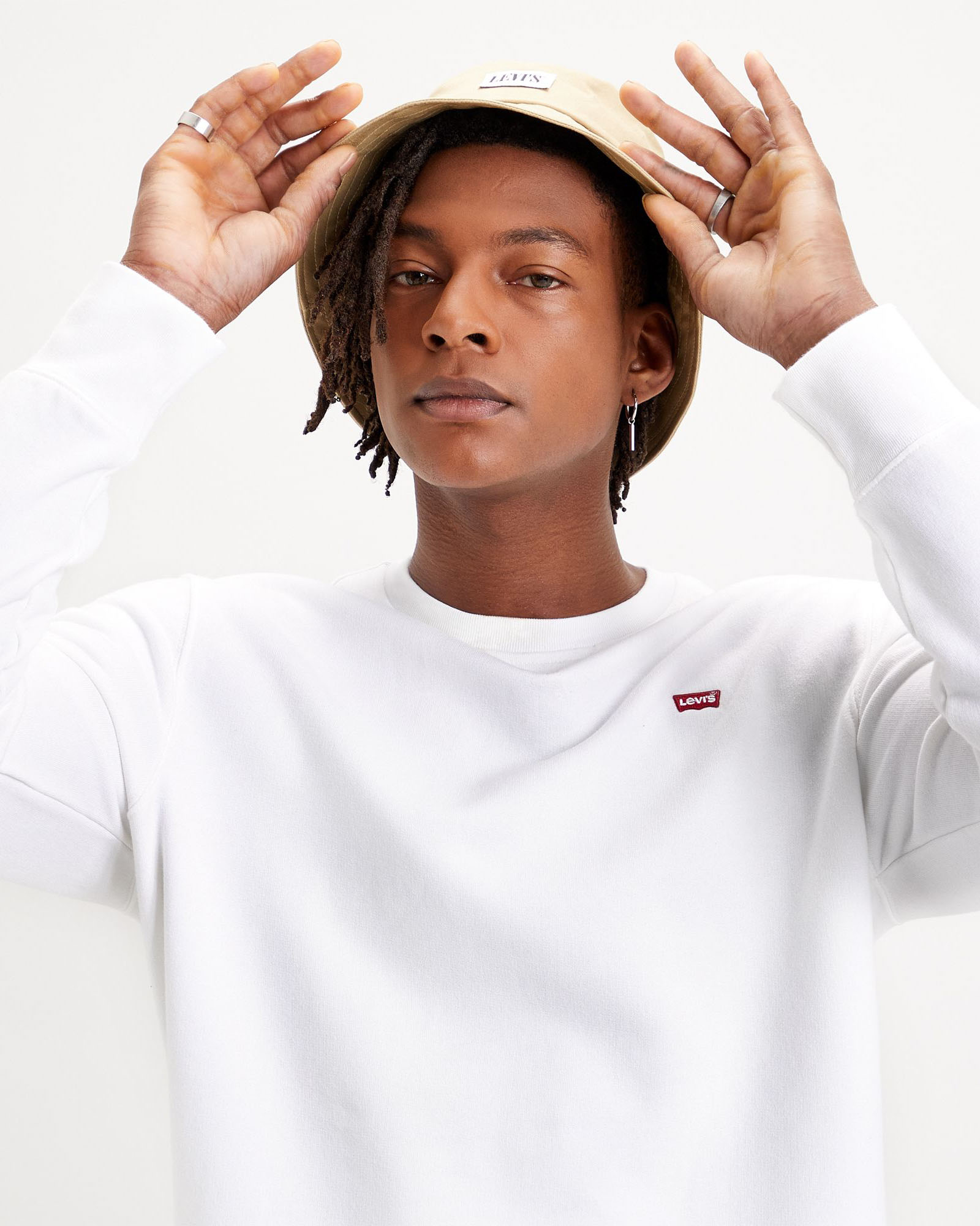 Felpa bianca girocollo con logo batwing piccolo ricamato