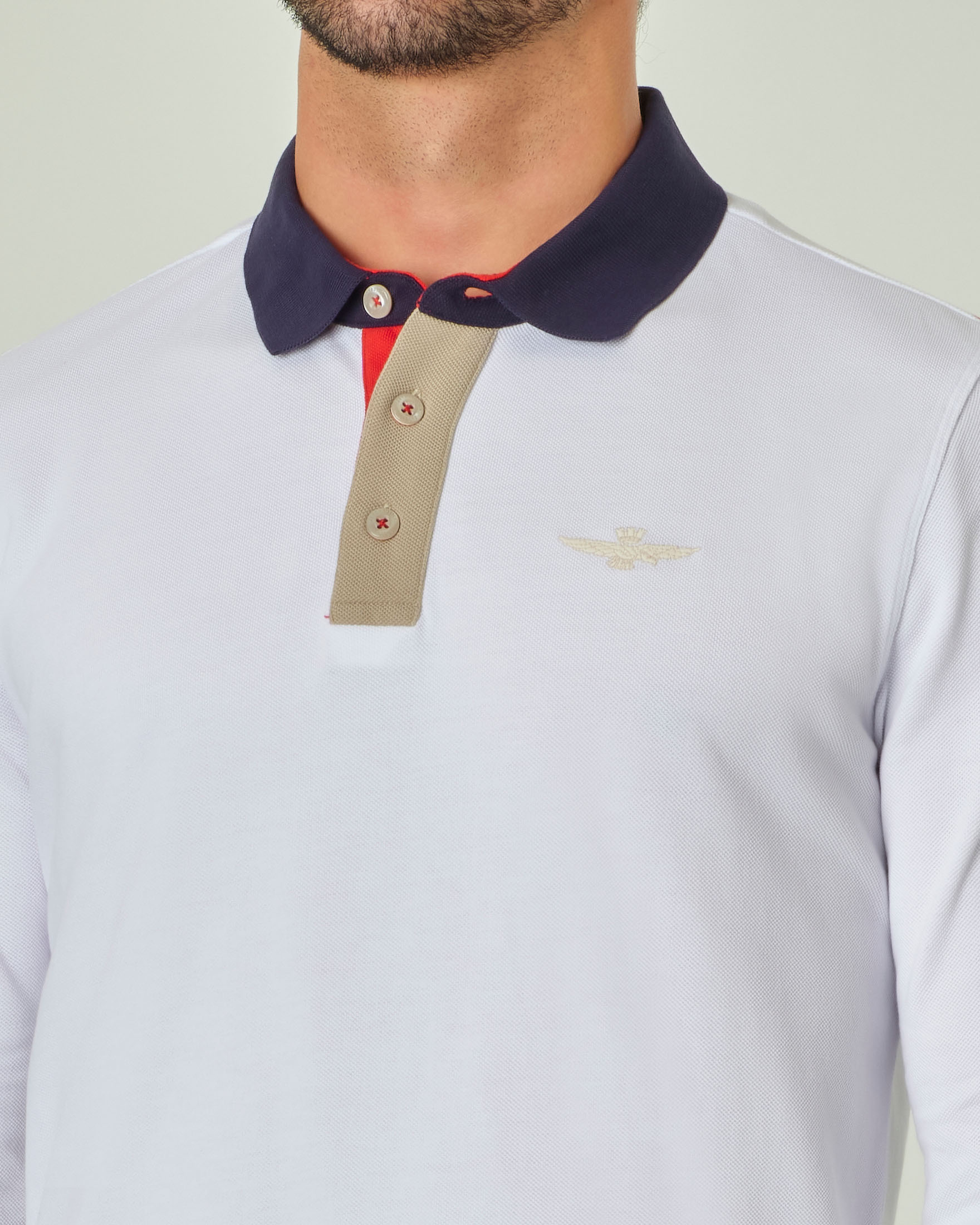 Polo bianca manica lunga con colletto e polsini in contrasto colore image