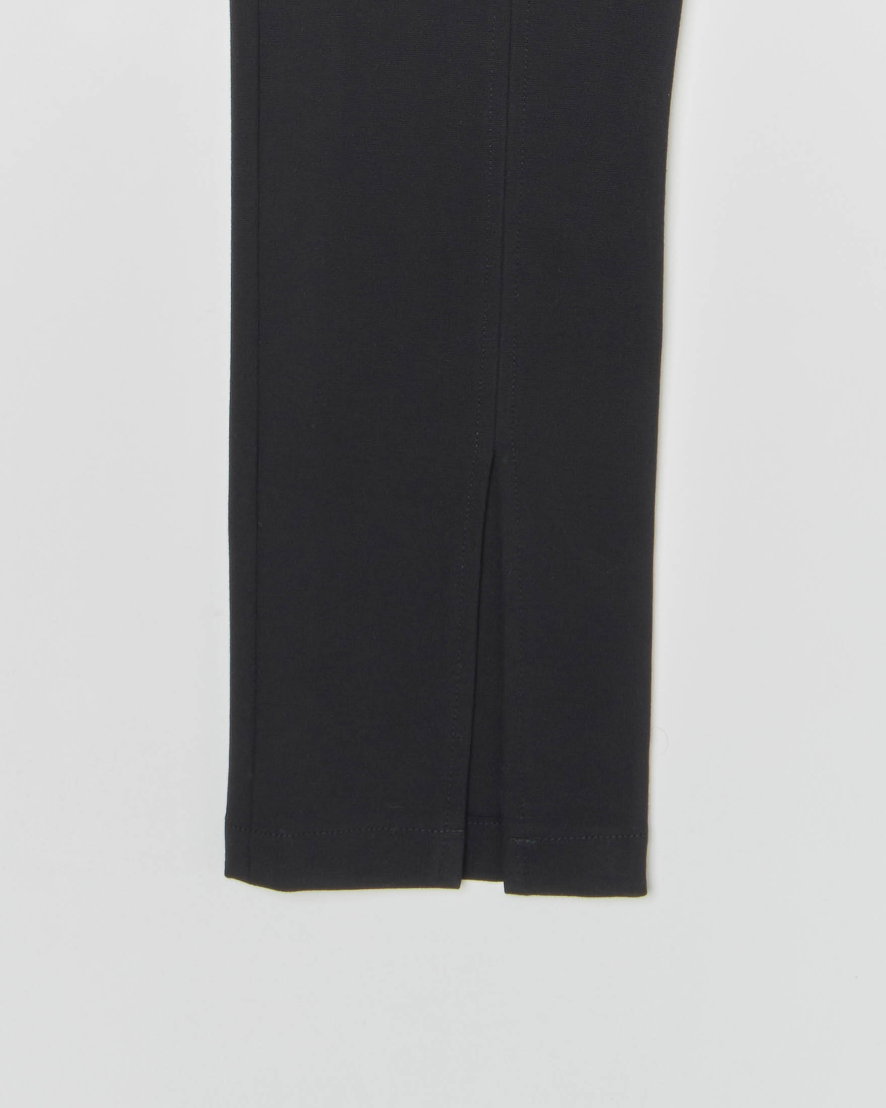 Pantalone nero in tessuto elasticizzato con spacco sul fondo 40-44