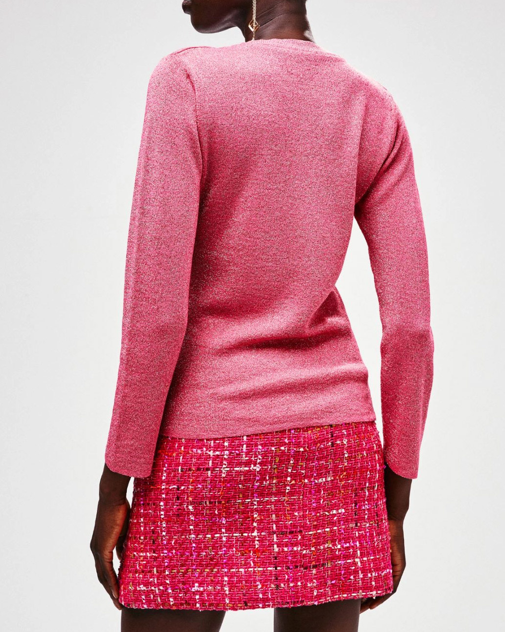 Maglia rosa in viscosa e lurex dalla linea aderente con punzonatura sul davanti