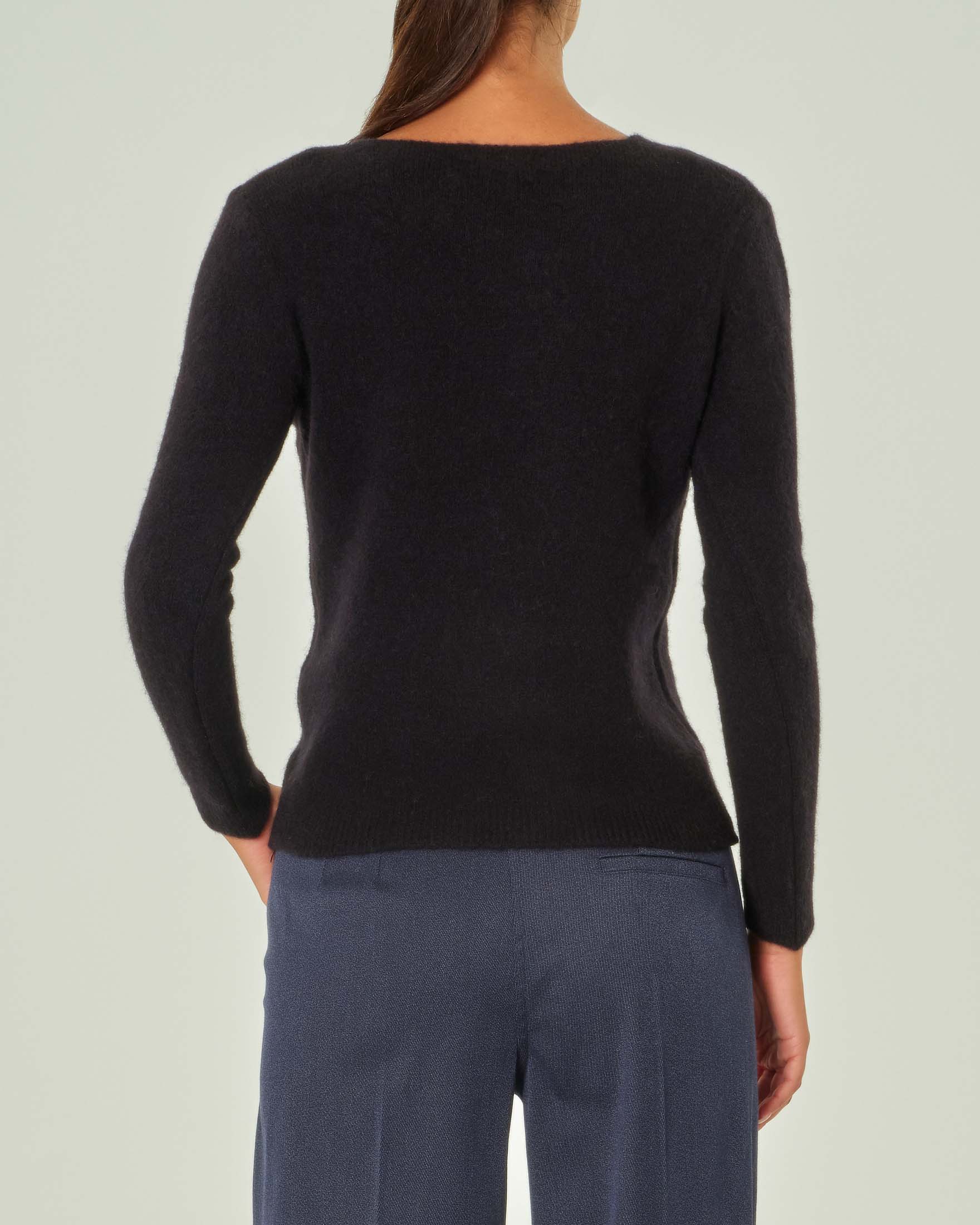 Maglia nera in misto lana e alpaca con scollo tondo ampio