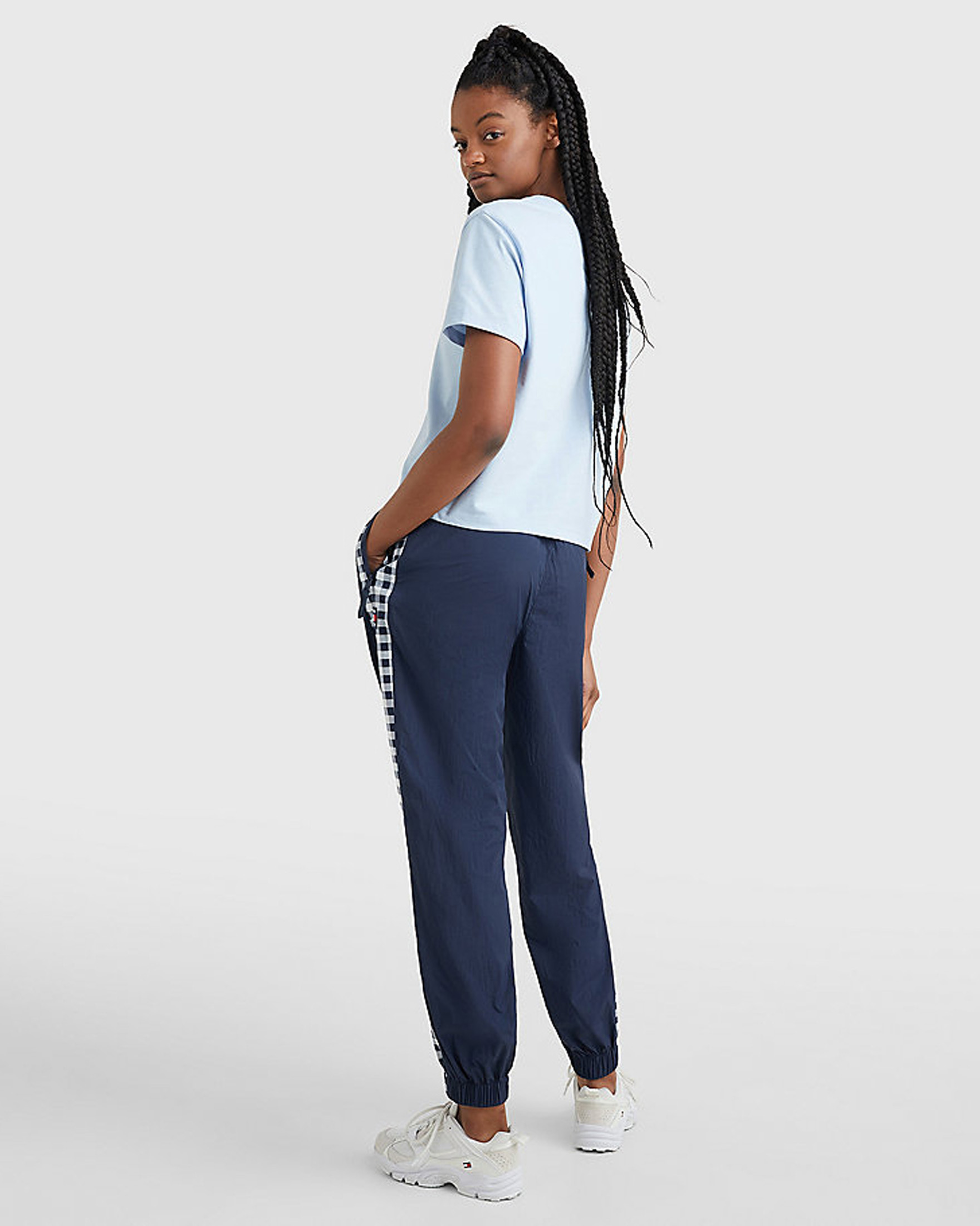 T-shirt azzurra in jersey di misto cotone con scollo a giro e patch logo applicata sul petto