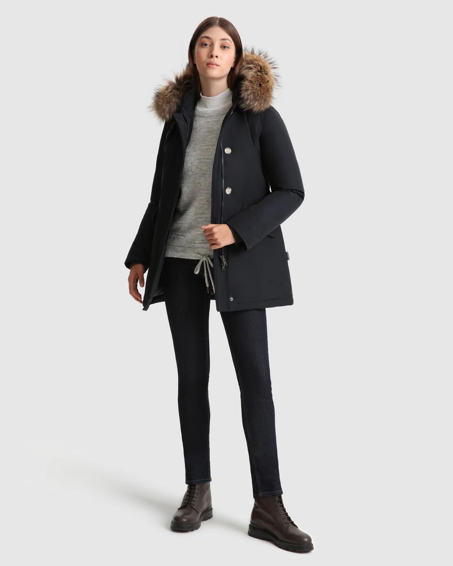 Arctic Parka slim fit blu imbottito in piuma naturale con bordatura in pelliccia