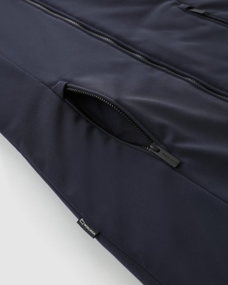 Giubbino blu sfiancato media lunghezza in Soft Shell imbottito in piuma naturale con cappuccio fisso image