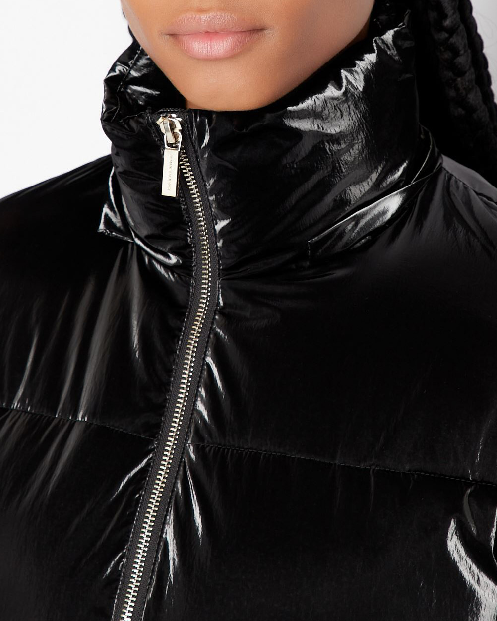 Bomber imbottito in tessuto nero effetto cangiante con cappuccio e collo alto image