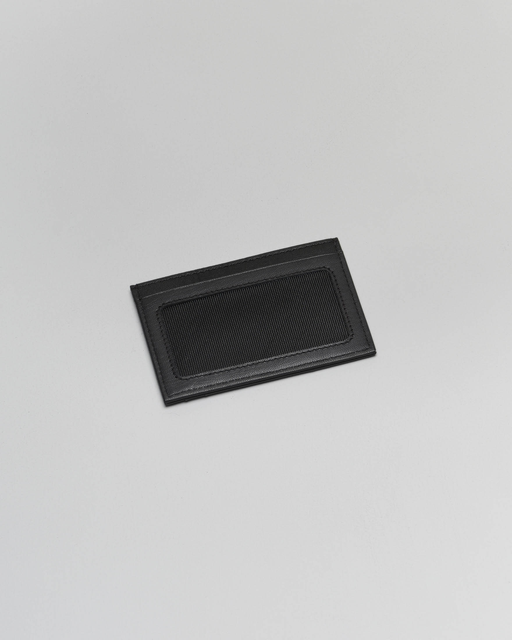 Portacarte nero in pelle con logo inciso