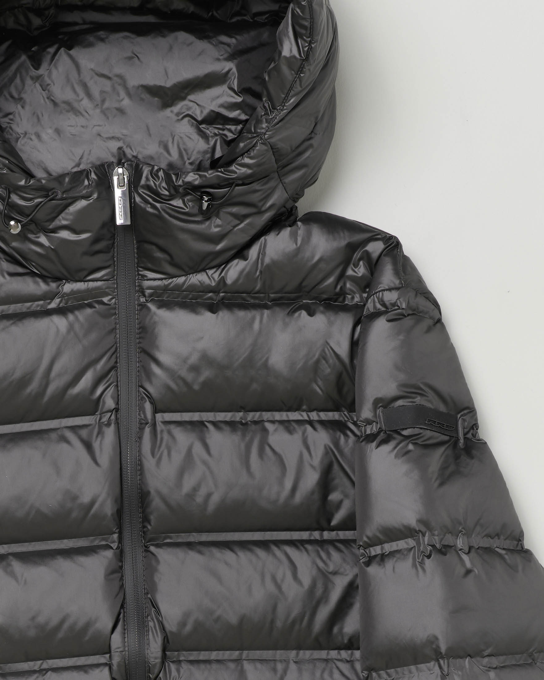 Piumino nero con cappuccio e chiusura zip termonastrata  image