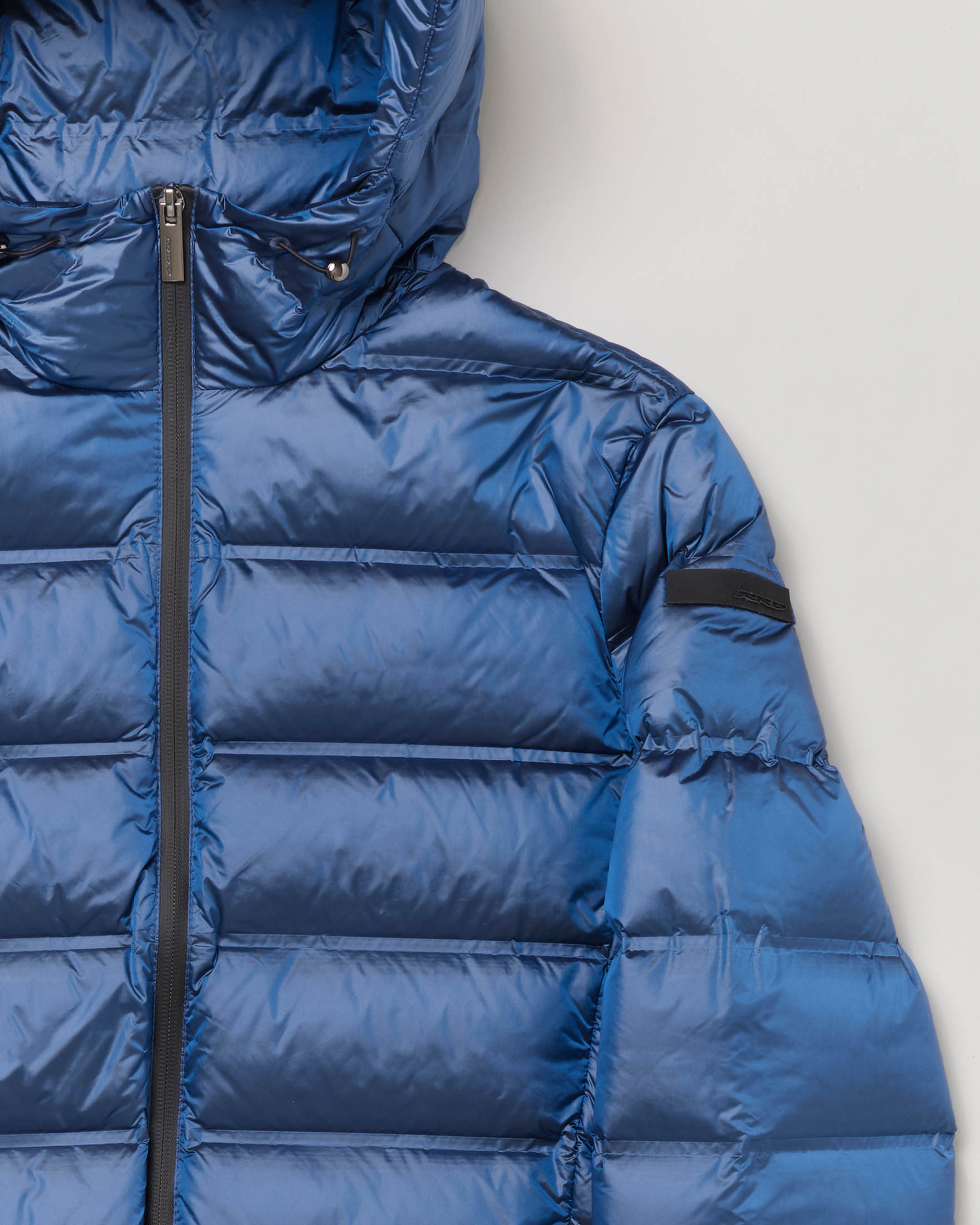 Piumino blu indaco con cappuccio e chiusura zip termonastrata 