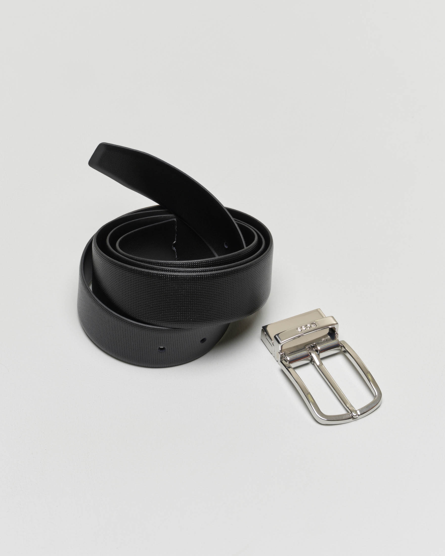 Cintura nera in pelle saffiano reversibile in pelle liscia