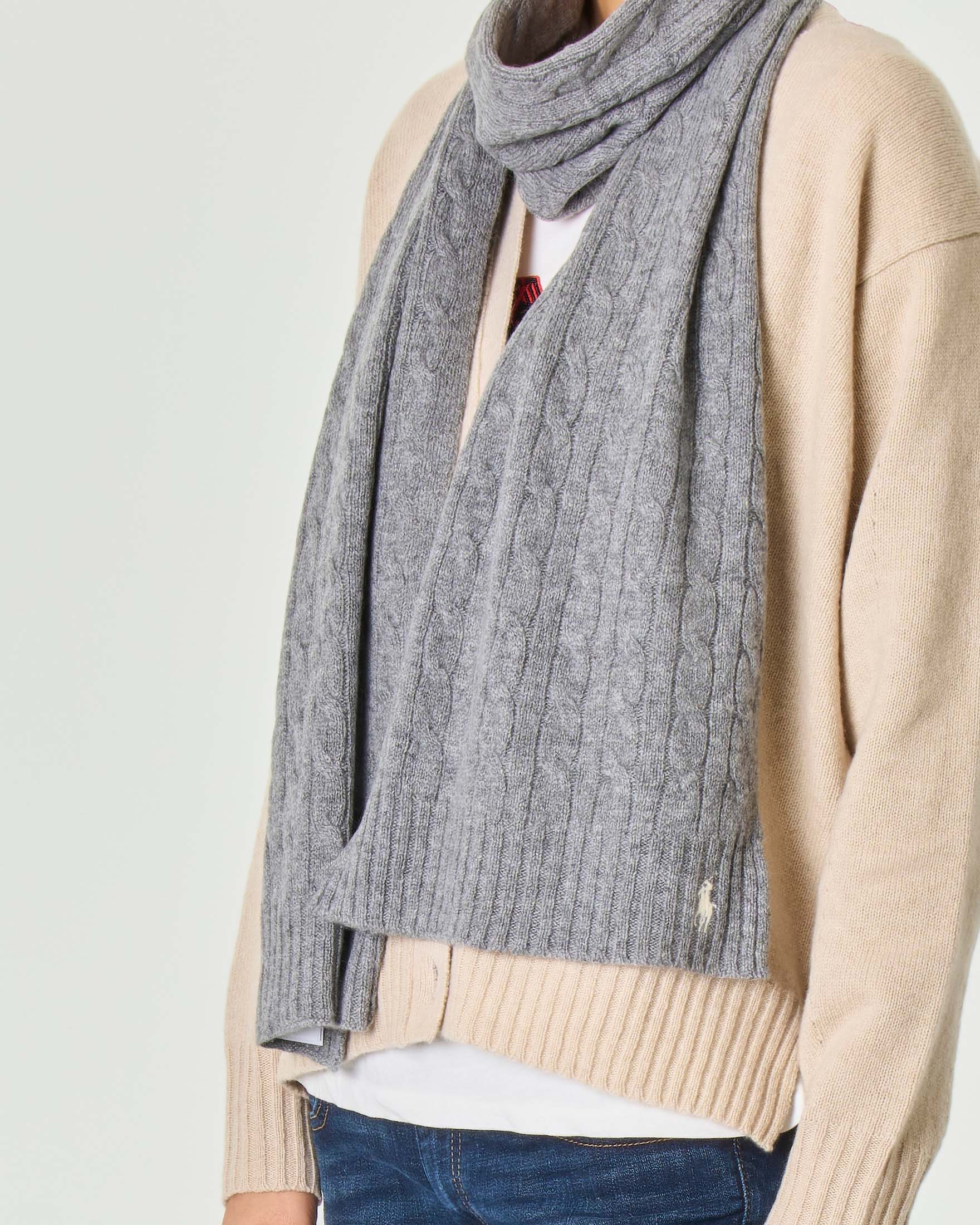 Sciarpa grigia in lana e cashmere lavorazione a trecce con logo ricamato bianco