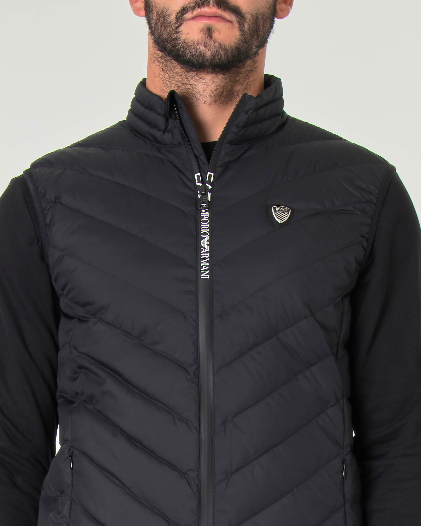 Gilet EA7 nero in piuma con trapuntatura spinata image