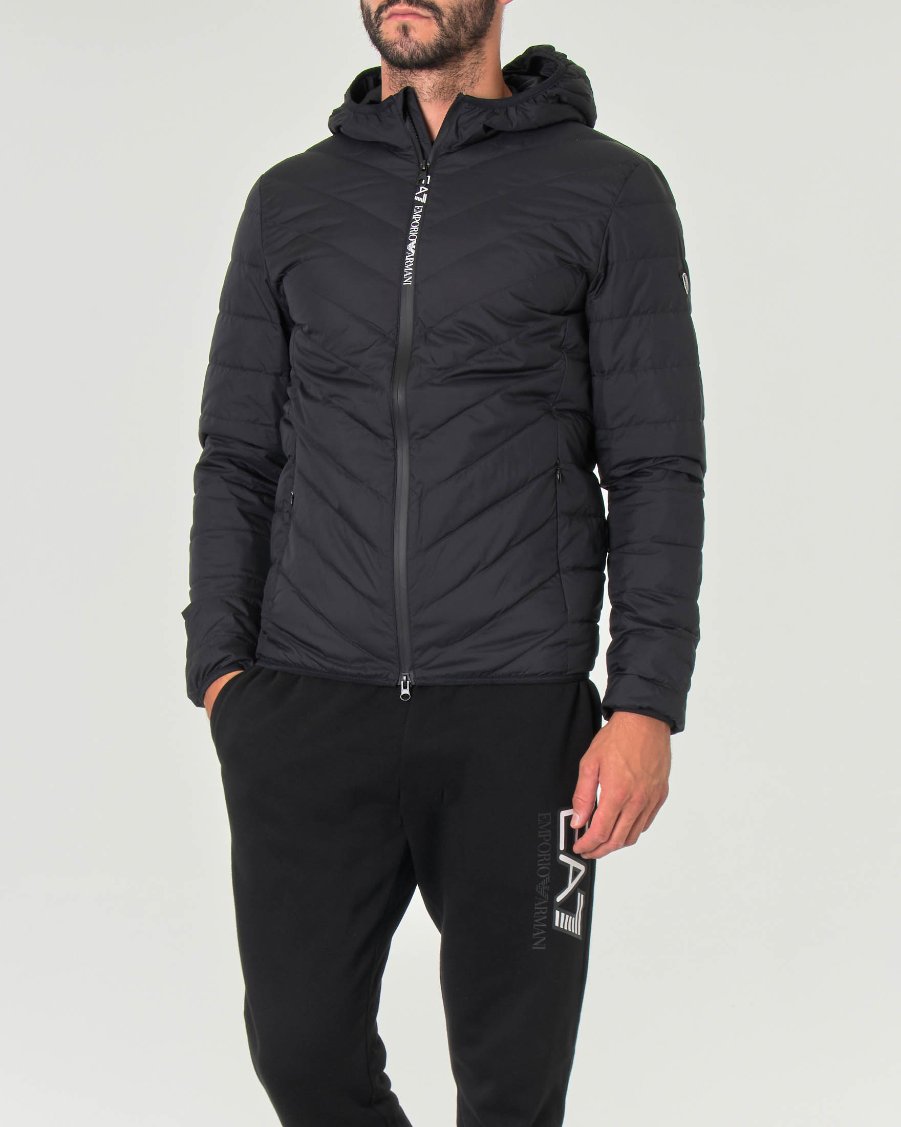 Piumino EA7 nero con cappuccio e trapuntatura spinata