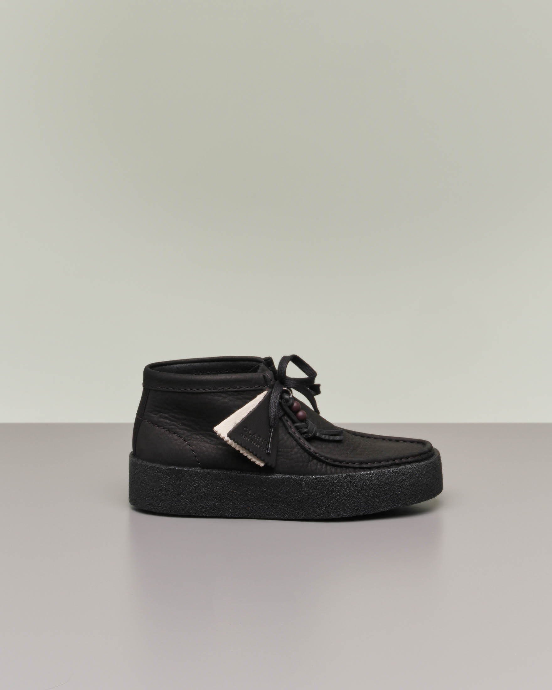 Wallabee Cup in pelle nera effetto martellato con suola alta in para