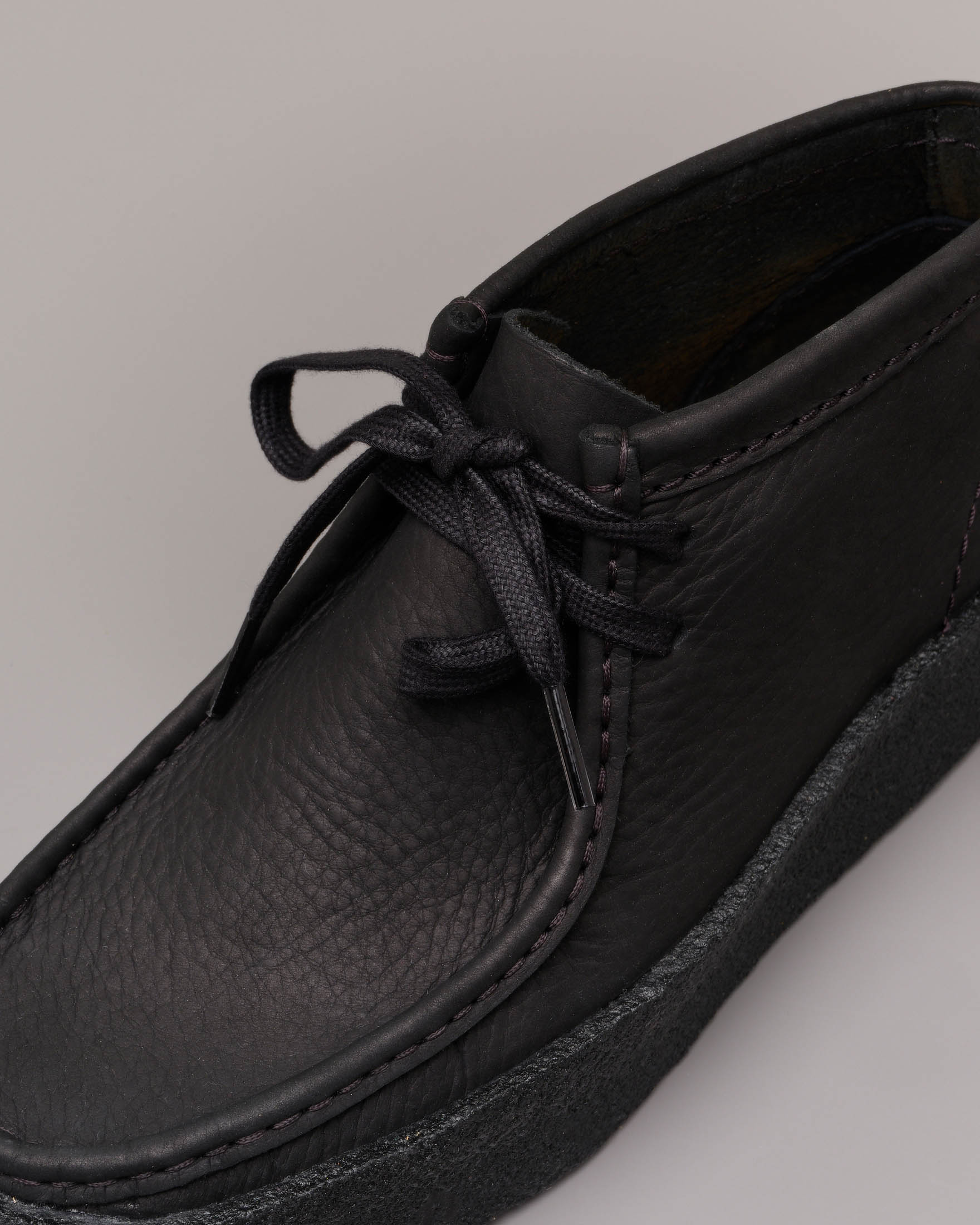 Wallabee Cup in pelle nera effetto martellato con suola alta in para