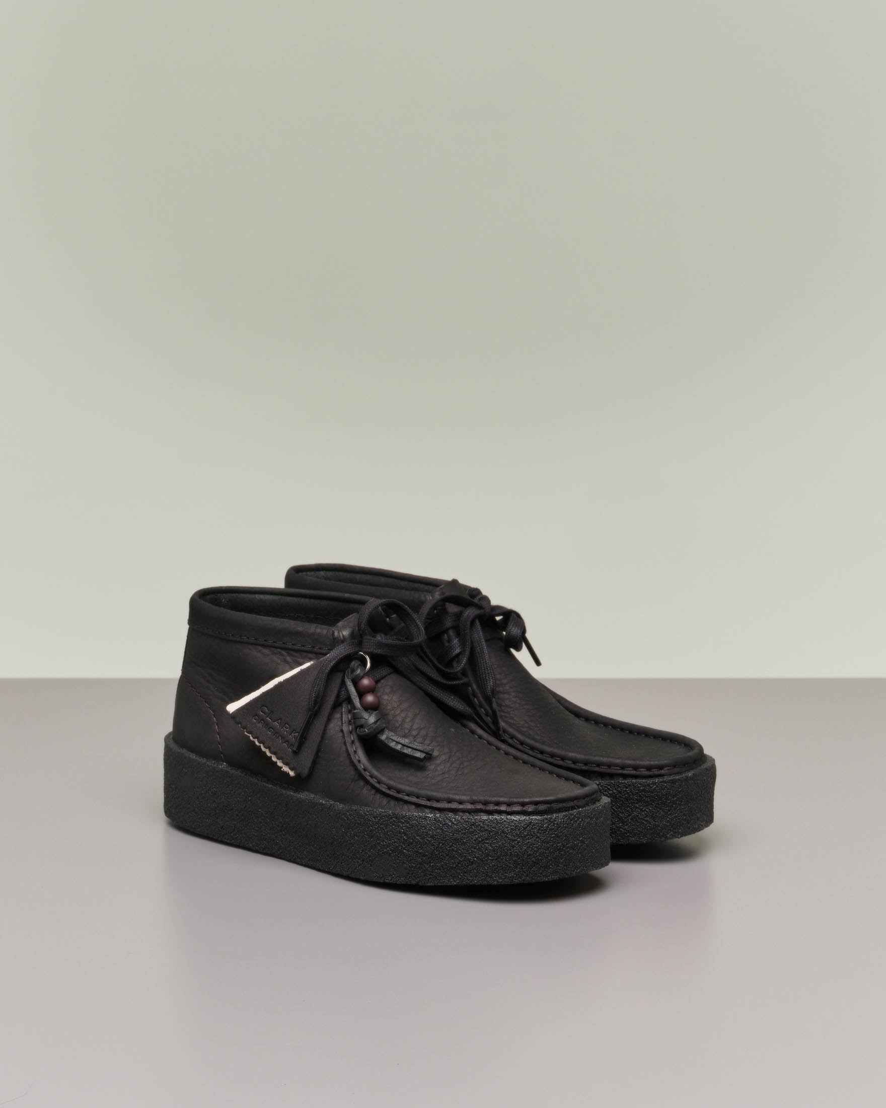 Wallabee Cup in pelle nera effetto martellato con suola alta in para