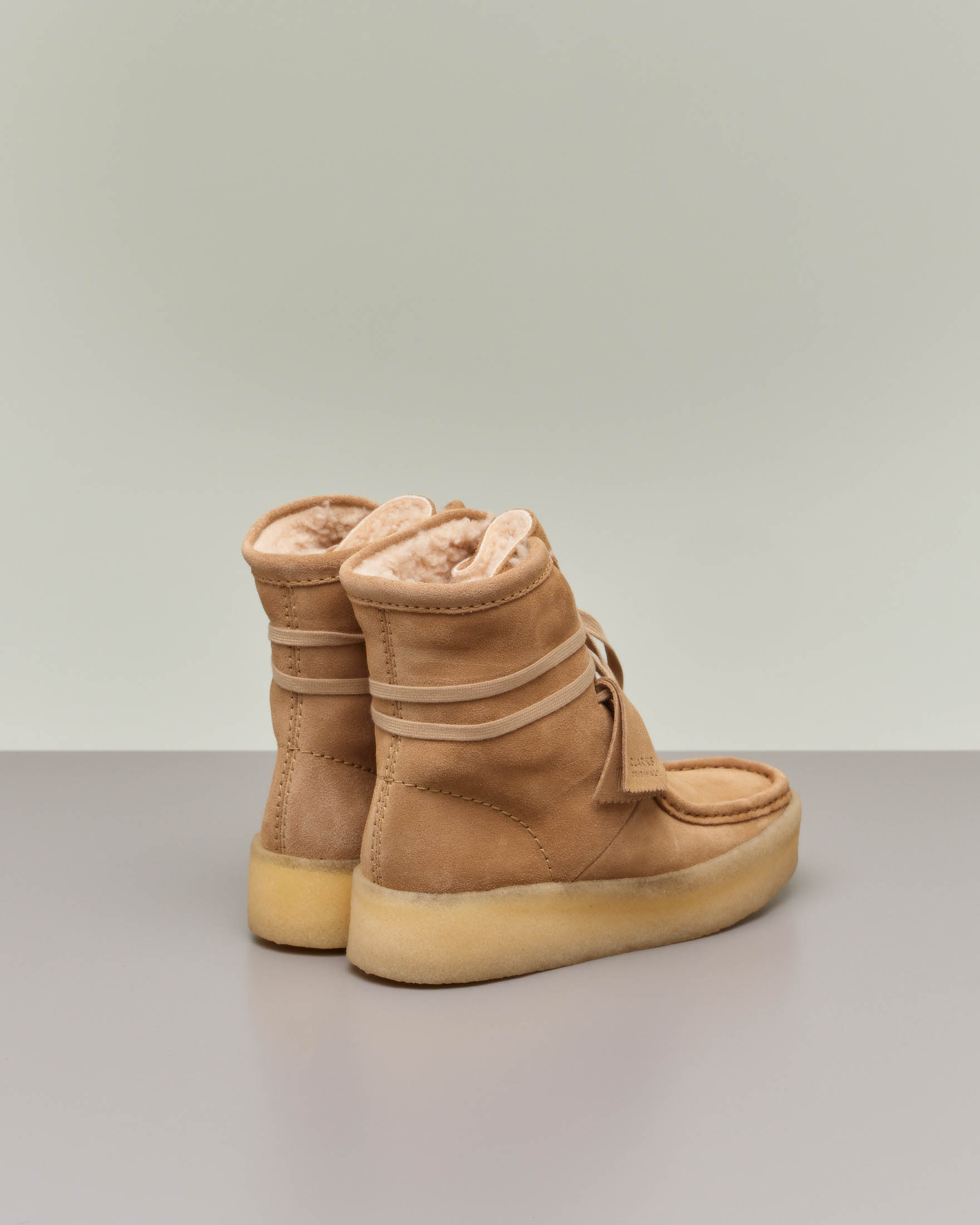 Stivaletto Wallabee Cup Hi color cammello con tomaia in pelle scamosciata e fodera interna in lana
