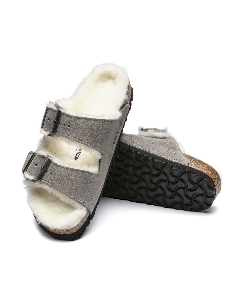 Sandalo Arizona Birkenstock color gesso in pelle scamosciata con interno in shearling a contrasto