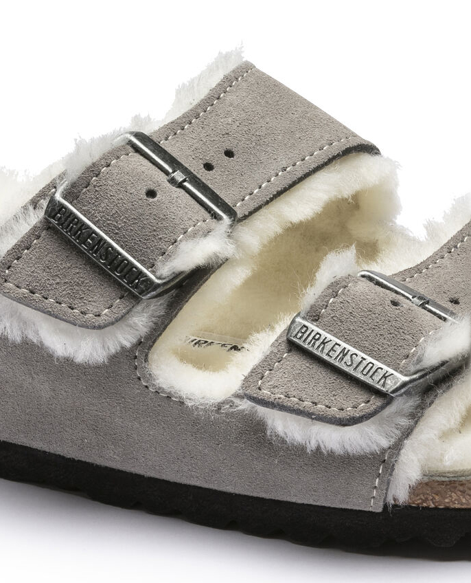 Sandalo Arizona Birkenstock color gesso in pelle scamosciata con interno in shearling a contrasto