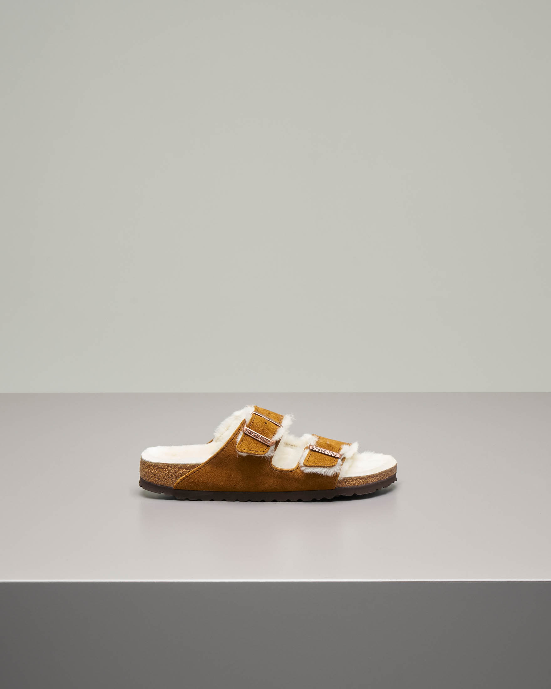 Sandalo Arizona color cuoio in pelle scamosciata con interno in shearling a contrasto