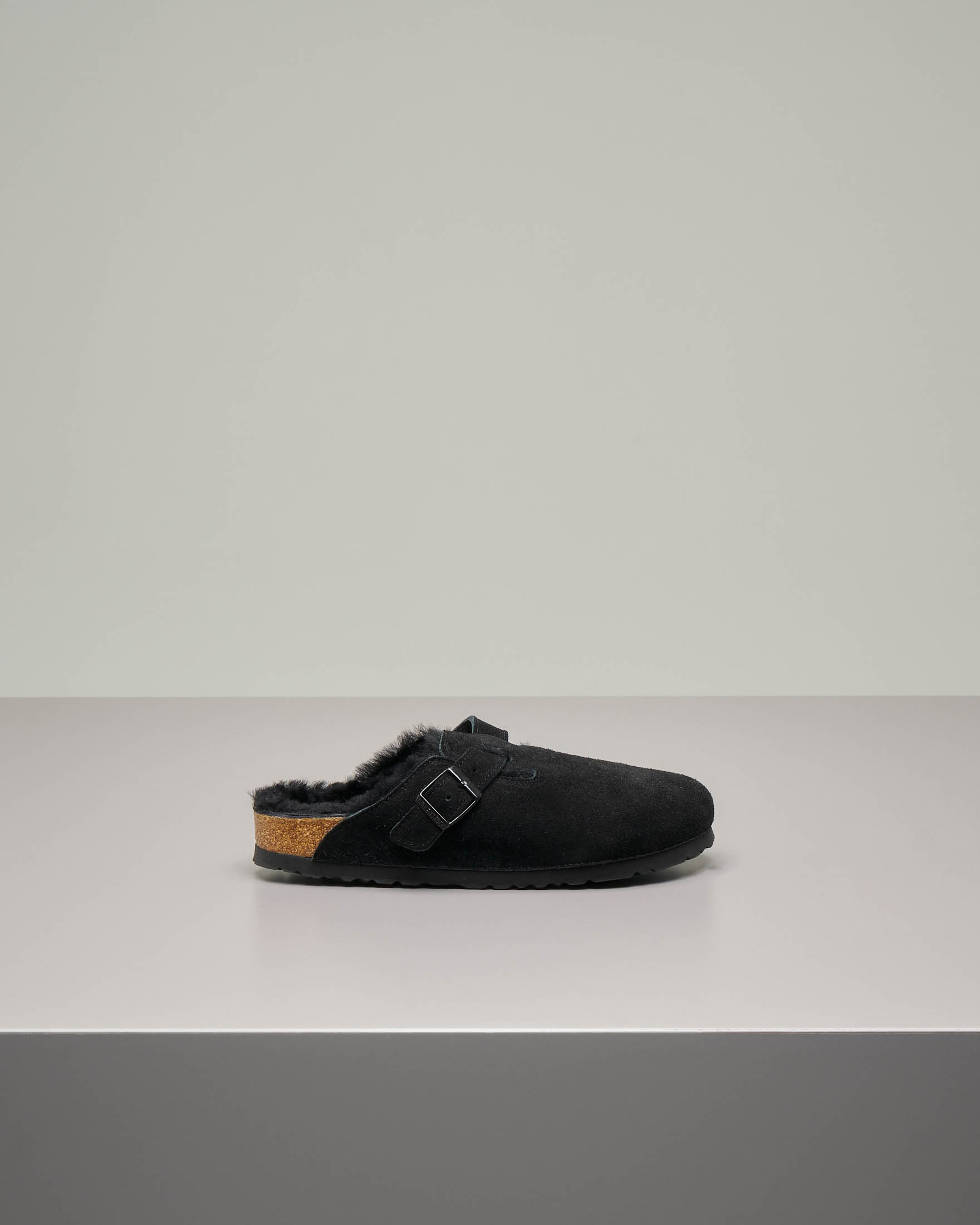 Sabot Boston nero in pelle scamosciata con interno in shearling tono su tono