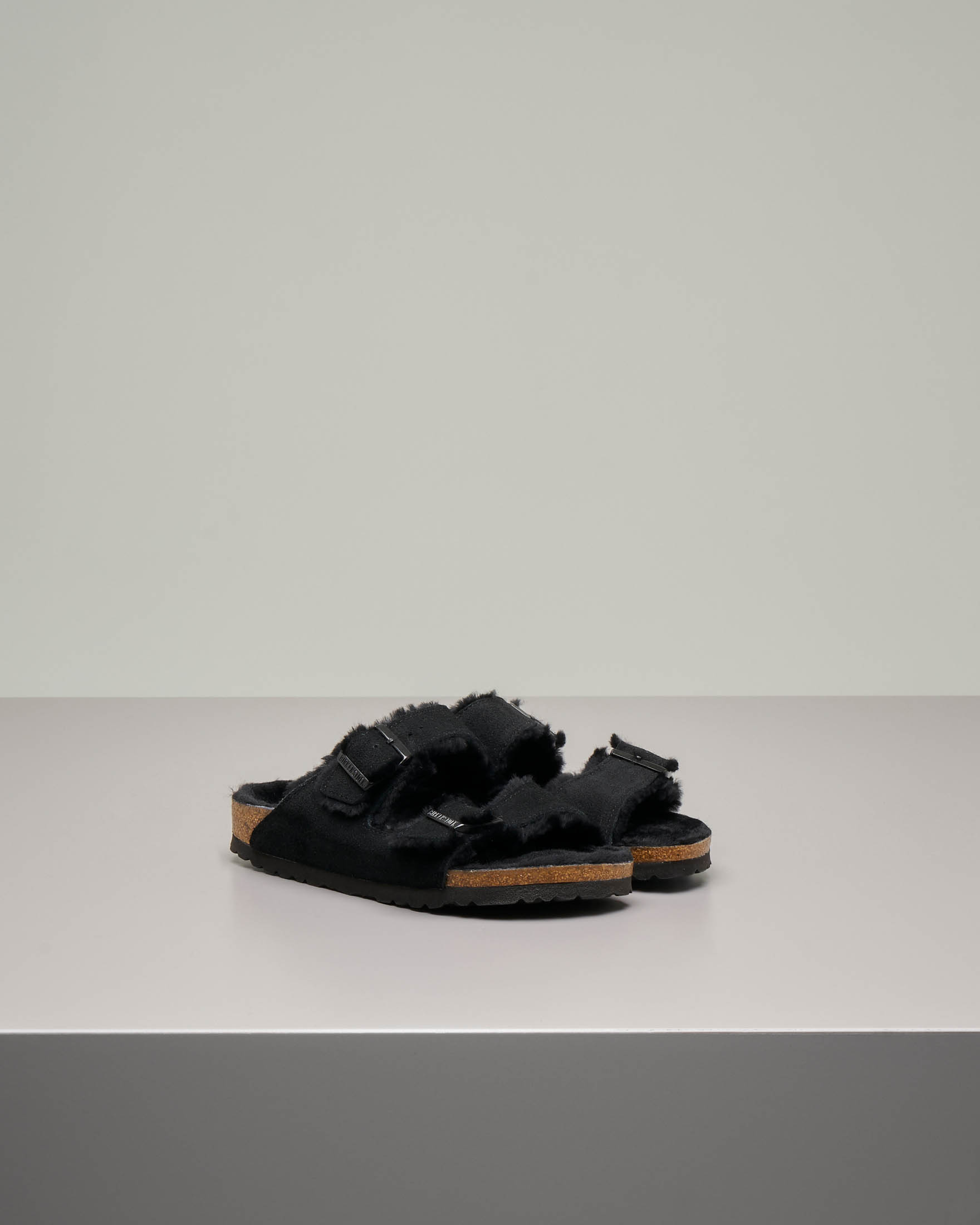 Sandalo Arizona nero in pelle scamosciata con interno in shearling tono su tono