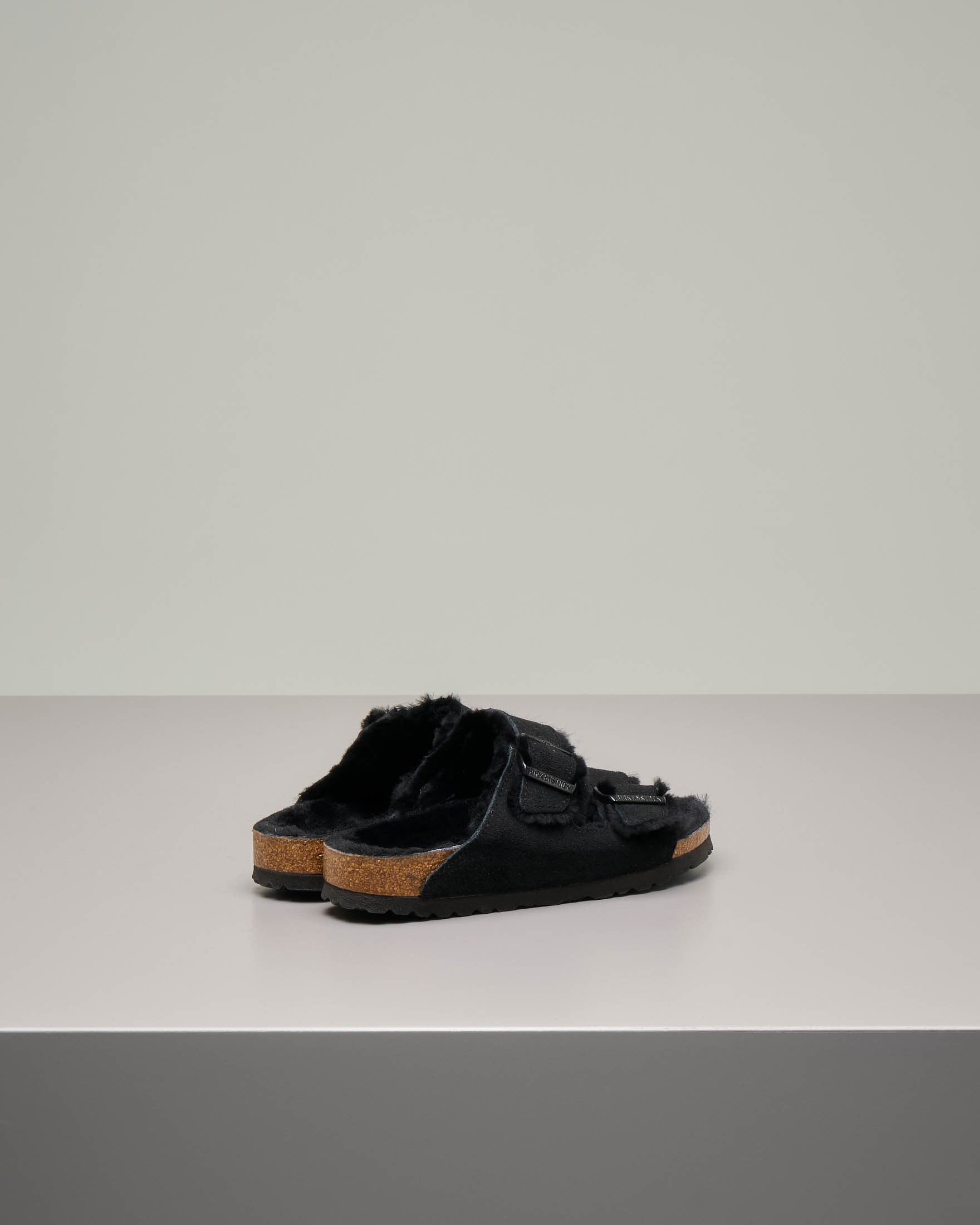 Sandalo Arizona nero in pelle scamosciata con interno in shearling tono su tono